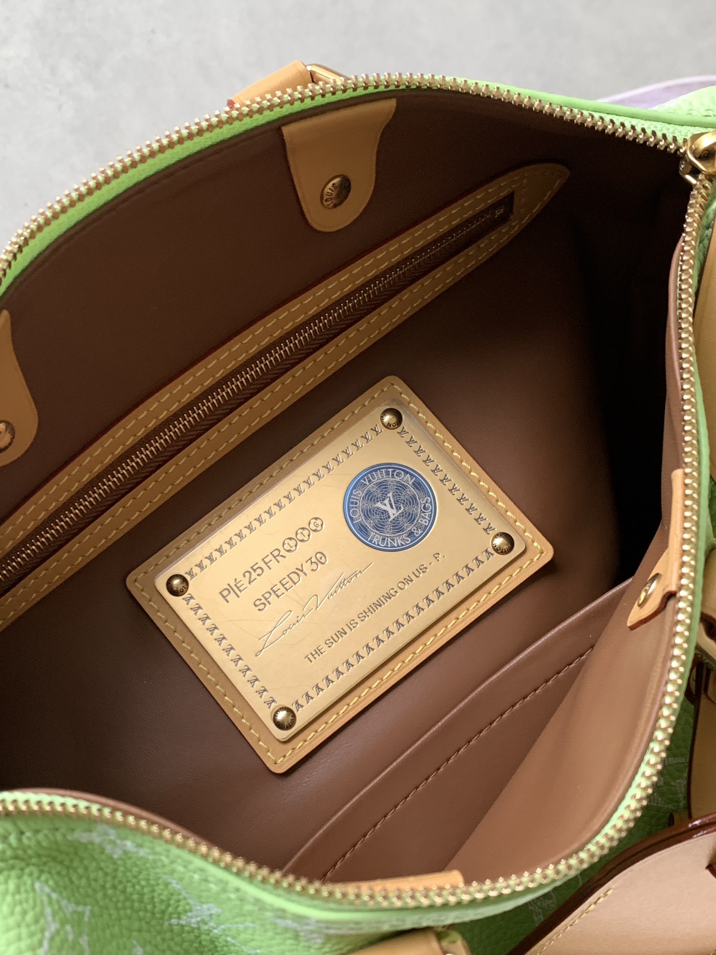 💰900顶级原单，变码芯片
M14067红色M14077绿色
M13914粉色M15242黄棕色
M14068黄色M15282藏蓝
M14064浅绿M13904黑色
M15241橄榄绿
本款 Speedy P9 Bandouli&egrave;re 30 Monogram Leather 手袋为柔软粒面牛皮革包裹羊皮革内衬，以丝印 Monogram 图案呈现帆布印花的迷离观感，道出创意总监 Pharrell Williams 的新季巧思。

22 x 18 x 32 厘米
(高 x 宽 x 长度)
柔软牛皮革
牛皮革饰边
羊皮革内衬
金属件
主隔层配有锁扣
内贴袋
拉链内袋
可拆卸皮革收纳包
名牌和钥匙包
肩带：可拆卸，可调节
