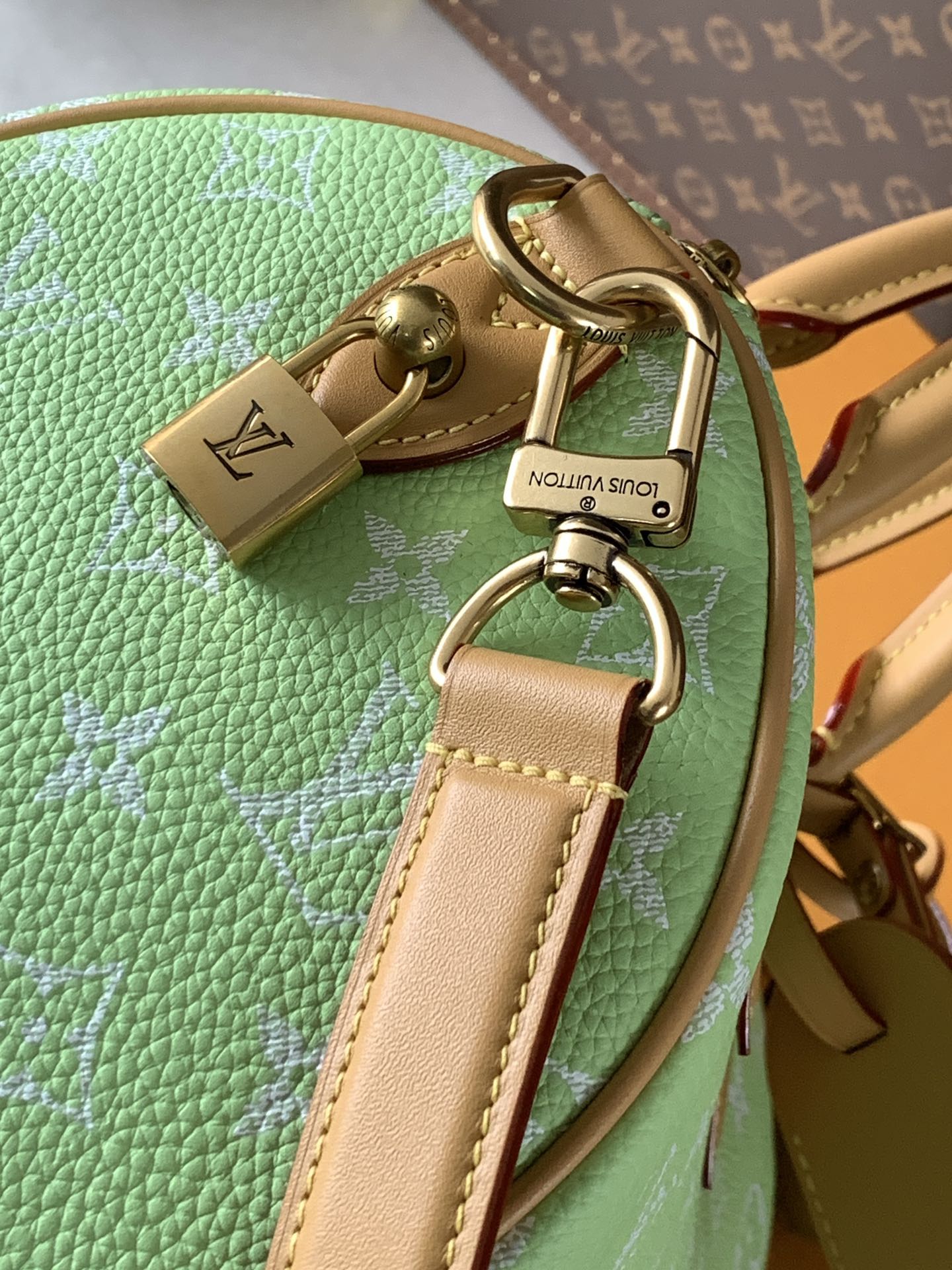 💰900顶级原单，变码芯片
M14067红色M14077绿色
M13914粉色M15242黄棕色
M14068黄色M15282藏蓝
M14064浅绿M13904黑色
M15241橄榄绿
本款 Speedy P9 Bandouli&egrave;re 30 Monogram Leather 手袋为柔软粒面牛皮革包裹羊皮革内衬，以丝印 Monogram 图案呈现帆布印花的迷离观感，道出创意总监 Pharrell Williams 的新季巧思。

22 x 18 x 32 厘米
(高 x 宽 x 长度)
柔软牛皮革
牛皮革饰边
羊皮革内衬
金属件
主隔层配有锁扣
内贴袋
拉链内袋
可拆卸皮革收纳包
名牌和钥匙包
肩带：可拆卸，可调节
