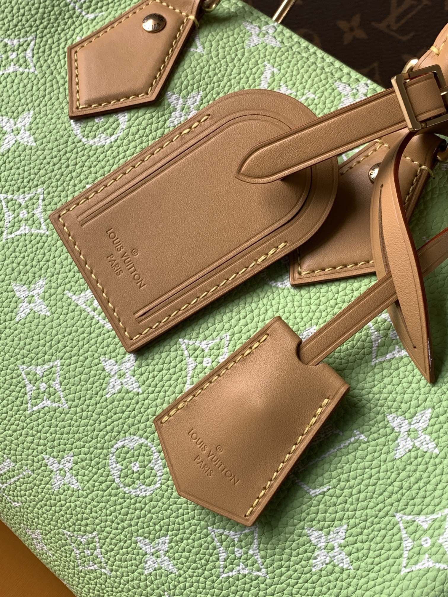 💰900顶级原单，变码芯片
M14067红色M14077绿色
M13914粉色M15242黄棕色
M14068黄色M15282藏蓝
M14064浅绿M13904黑色
M15241橄榄绿
本款 Speedy P9 Bandouli&egrave;re 30 Monogram Leather 手袋为柔软粒面牛皮革包裹羊皮革内衬，以丝印 Monogram 图案呈现帆布印花的迷离观感，道出创意总监 Pharrell Williams 的新季巧思。

22 x 18 x 32 厘米
(高 x 宽 x 长度)
柔软牛皮革
牛皮革饰边
羊皮革内衬
金属件
主隔层配有锁扣
内贴袋
拉链内袋
可拆卸皮革收纳包
名牌和钥匙包
肩带：可拆卸，可调节
