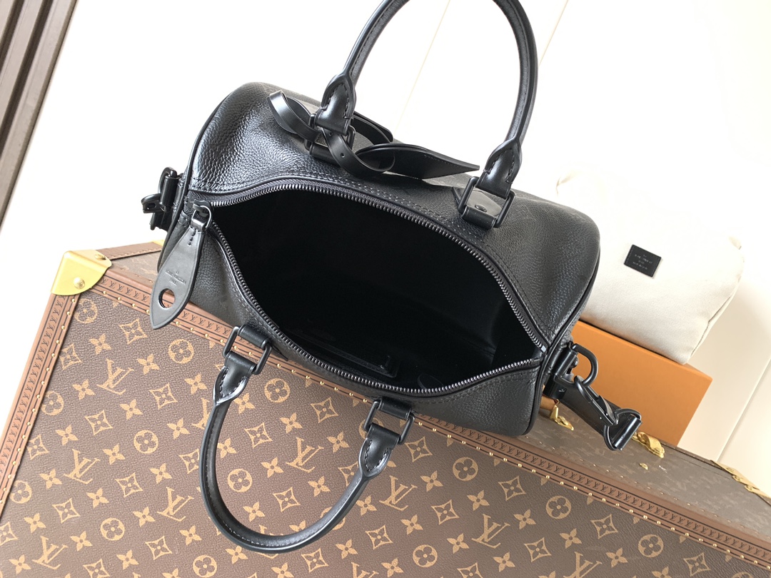 💰900顶级原单，变码芯片
M14067红色M14077绿色
M13914粉色M15242黄棕色
M14068黄色M15282藏蓝
M14064浅绿M13904黑色
M15241橄榄绿
本款 Speedy P9 Bandouli&egrave;re 30 Monogram Leather 手袋为柔软粒面牛皮革包裹羊皮革内衬，以丝印 Monogram 图案呈现帆布印花的迷离观感，道出创意总监 Pharrell Williams 的新季巧思。

22 x 18 x 32 厘米
(高 x 宽 x 长度)
柔软牛皮革
牛皮革饰边
羊皮革内衬
金属件
主隔层配有锁扣
内贴袋
拉链内袋
可拆卸皮革收纳包
名牌和钥匙包
肩带：可拆卸，可调节
