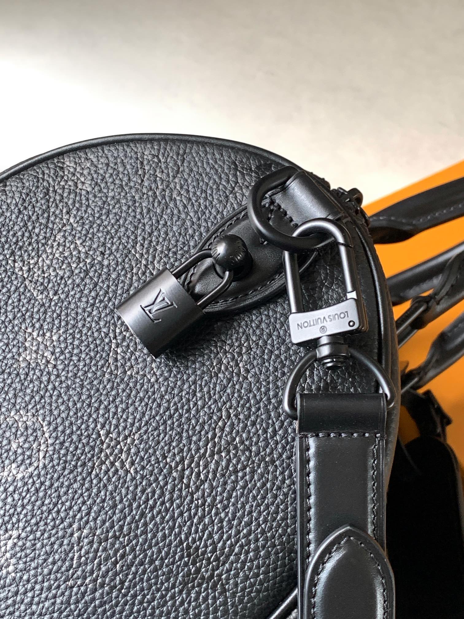 💰900顶级原单，变码芯片
M14067红色M14077绿色
M13914粉色M15242黄棕色
M14068黄色M15282藏蓝
M14064浅绿M13904黑色
M15241橄榄绿
本款 Speedy P9 Bandouli&egrave;re 30 Monogram Leather 手袋为柔软粒面牛皮革包裹羊皮革内衬，以丝印 Monogram 图案呈现帆布印花的迷离观感，道出创意总监 Pharrell Williams 的新季巧思。

22 x 18 x 32 厘米
(高 x 宽 x 长度)
柔软牛皮革
牛皮革饰边
羊皮革内衬
金属件
主隔层配有锁扣
内贴袋
拉链内袋
可拆卸皮革收纳包
名牌和钥匙包
肩带：可拆卸，可调节
