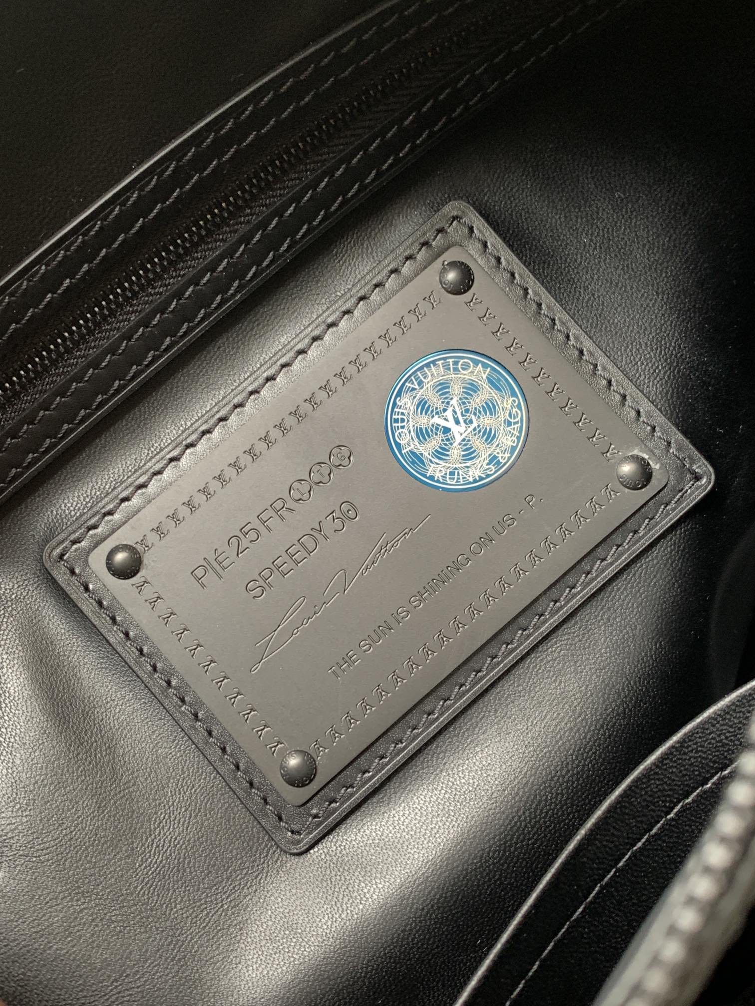 💰900顶级原单，变码芯片
M14067红色M14077绿色
M13914粉色M15242黄棕色
M14068黄色M15282藏蓝
M14064浅绿M13904黑色
M15241橄榄绿
本款 Speedy P9 Bandouli&egrave;re 30 Monogram Leather 手袋为柔软粒面牛皮革包裹羊皮革内衬，以丝印 Monogram 图案呈现帆布印花的迷离观感，道出创意总监 Pharrell Williams 的新季巧思。

22 x 18 x 32 厘米
(高 x 宽 x 长度)
柔软牛皮革
牛皮革饰边
羊皮革内衬
金属件
主隔层配有锁扣
内贴袋
拉链内袋
可拆卸皮革收纳包
名牌和钥匙包
肩带：可拆卸，可调节
