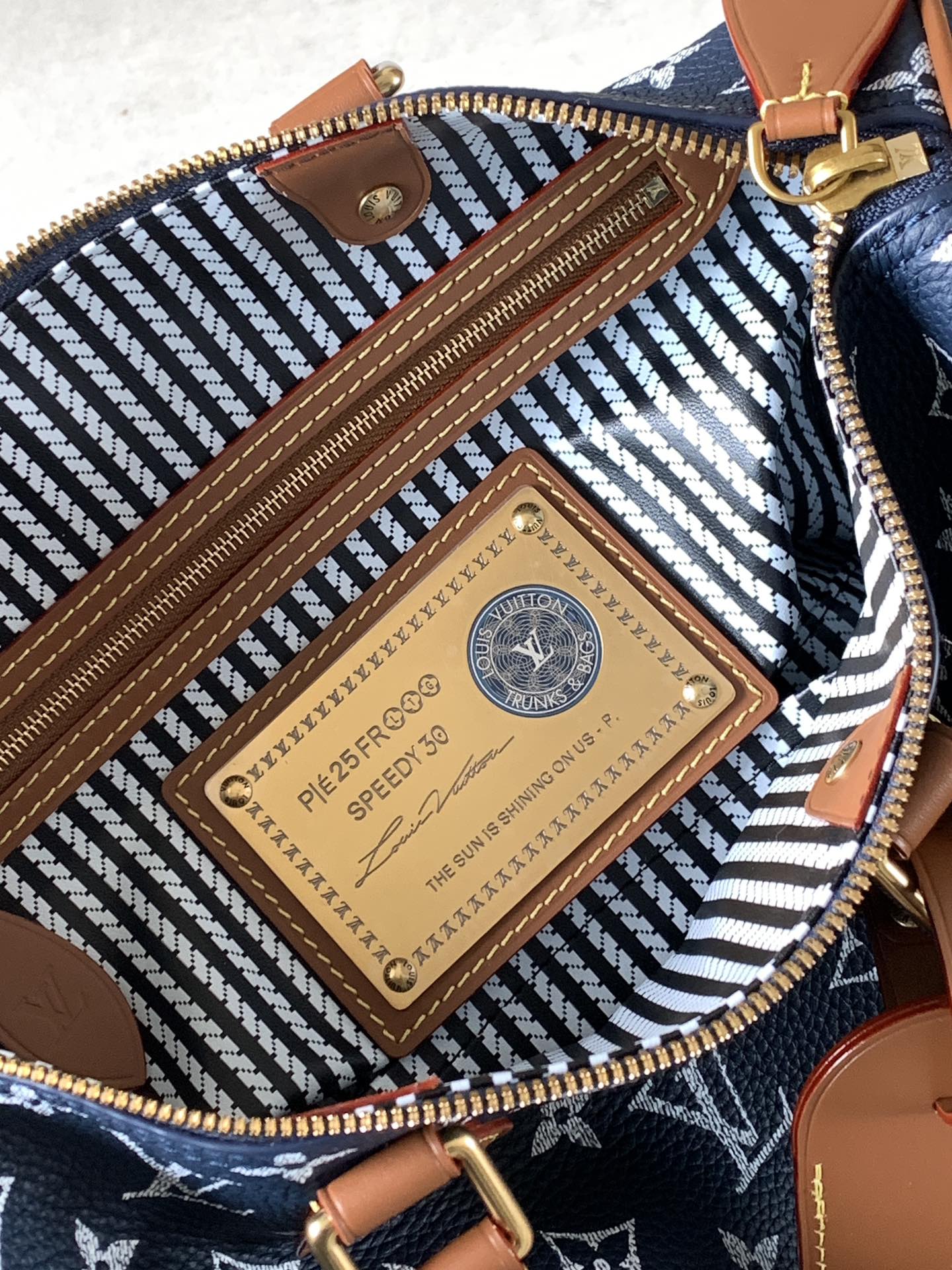 💰900顶级原单，变码芯片
M14067红色M14077绿色
M13914粉色M15242黄棕色
M14068黄色M15282藏蓝
M14064浅绿M13904黑色
M15241橄榄绿
本款 Speedy P9 Bandouli&egrave;re 30 Monogram Leather 手袋为柔软粒面牛皮革包裹羊皮革内衬，以丝印 Monogram 图案呈现帆布印花的迷离观感，道出创意总监 Pharrell Williams 的新季巧思。

22 x 18 x 32 厘米
(高 x 宽 x 长度)
柔软牛皮革
牛皮革饰边
羊皮革内衬
金属件
主隔层配有锁扣
内贴袋
拉链内袋
可拆卸皮革收纳包
名牌和钥匙包
肩带：可拆卸，可调节
