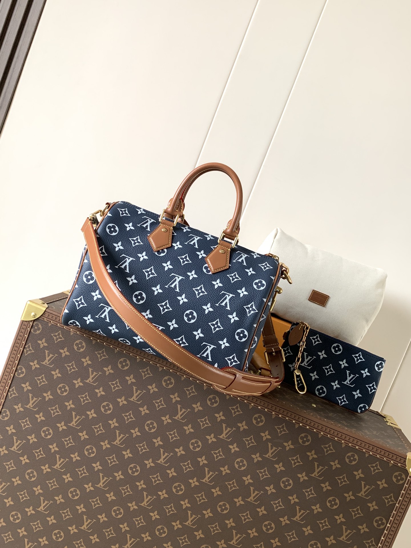 💰900顶级原单，变码芯片
M14067红色M14077绿色
M13914粉色M15242黄棕色
M14068黄色M15282藏蓝
M14064浅绿M13904黑色
M15241橄榄绿
本款 Speedy P9 Bandouli&egrave;re 30 Monogram Leather 手袋为柔软粒面牛皮革包裹羊皮革内衬，以丝印 Monogram 图案呈现帆布印花的迷离观感，道出创意总监 Pharrell Williams 的新季巧思。

22 x 18 x 32 厘米
(高 x 宽 x 长度)
柔软牛皮革
牛皮革饰边
羊皮革内衬
金属件
主隔层配有锁扣
内贴袋
拉链内袋
可拆卸皮革收纳包
名牌和钥匙包
肩带：可拆卸，可调节
