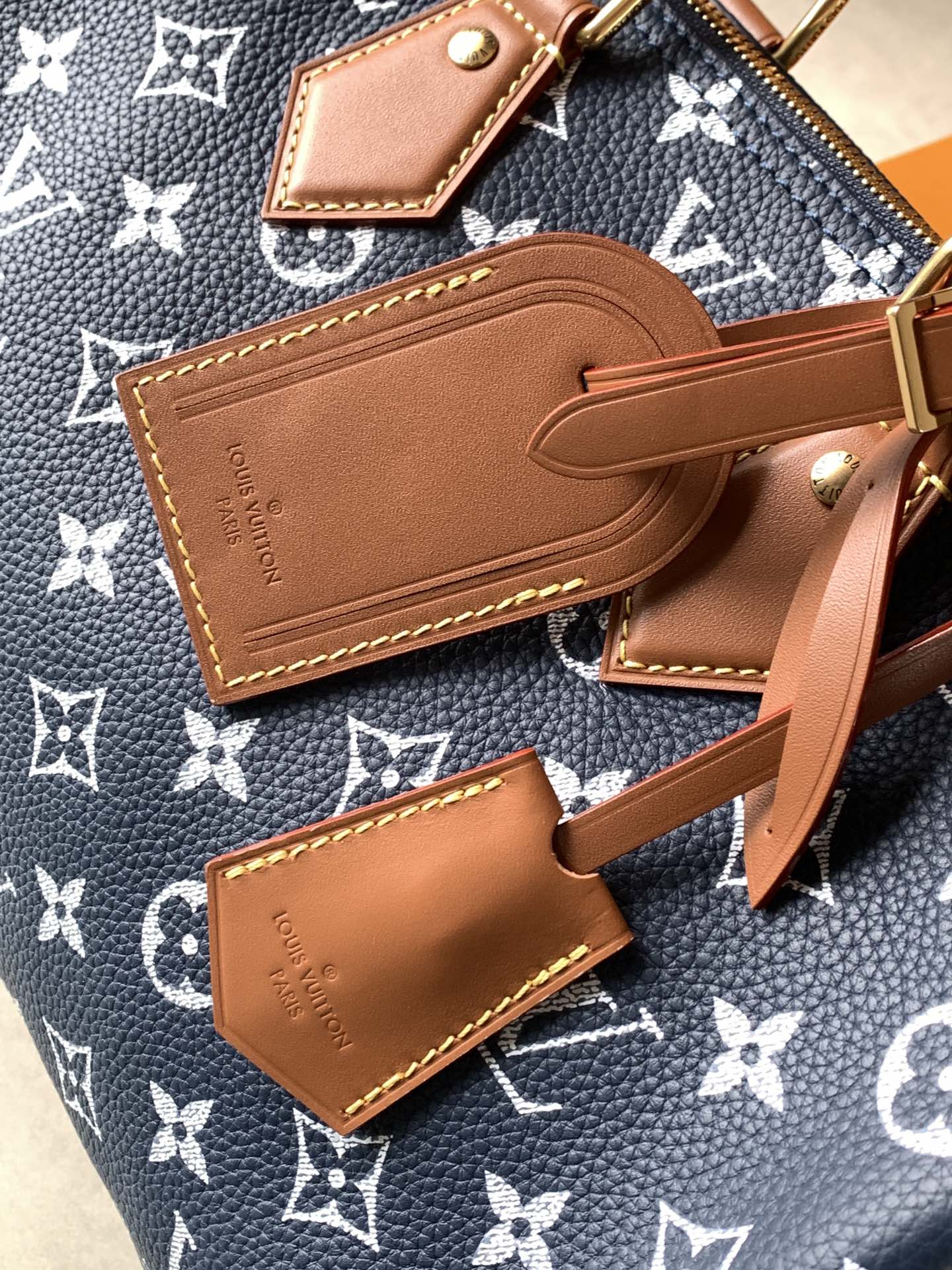 💰900顶级原单，变码芯片
M14067红色M14077绿色
M13914粉色M15242黄棕色
M14068黄色M15282藏蓝
M14064浅绿M13904黑色
M15241橄榄绿
本款 Speedy P9 Bandouli&egrave;re 30 Monogram Leather 手袋为柔软粒面牛皮革包裹羊皮革内衬，以丝印 Monogram 图案呈现帆布印花的迷离观感，道出创意总监 Pharrell Williams 的新季巧思。

22 x 18 x 32 厘米
(高 x 宽 x 长度)
柔软牛皮革
牛皮革饰边
羊皮革内衬
金属件
主隔层配有锁扣
内贴袋
拉链内袋
可拆卸皮革收纳包
名牌和钥匙包
肩带：可拆卸，可调节
