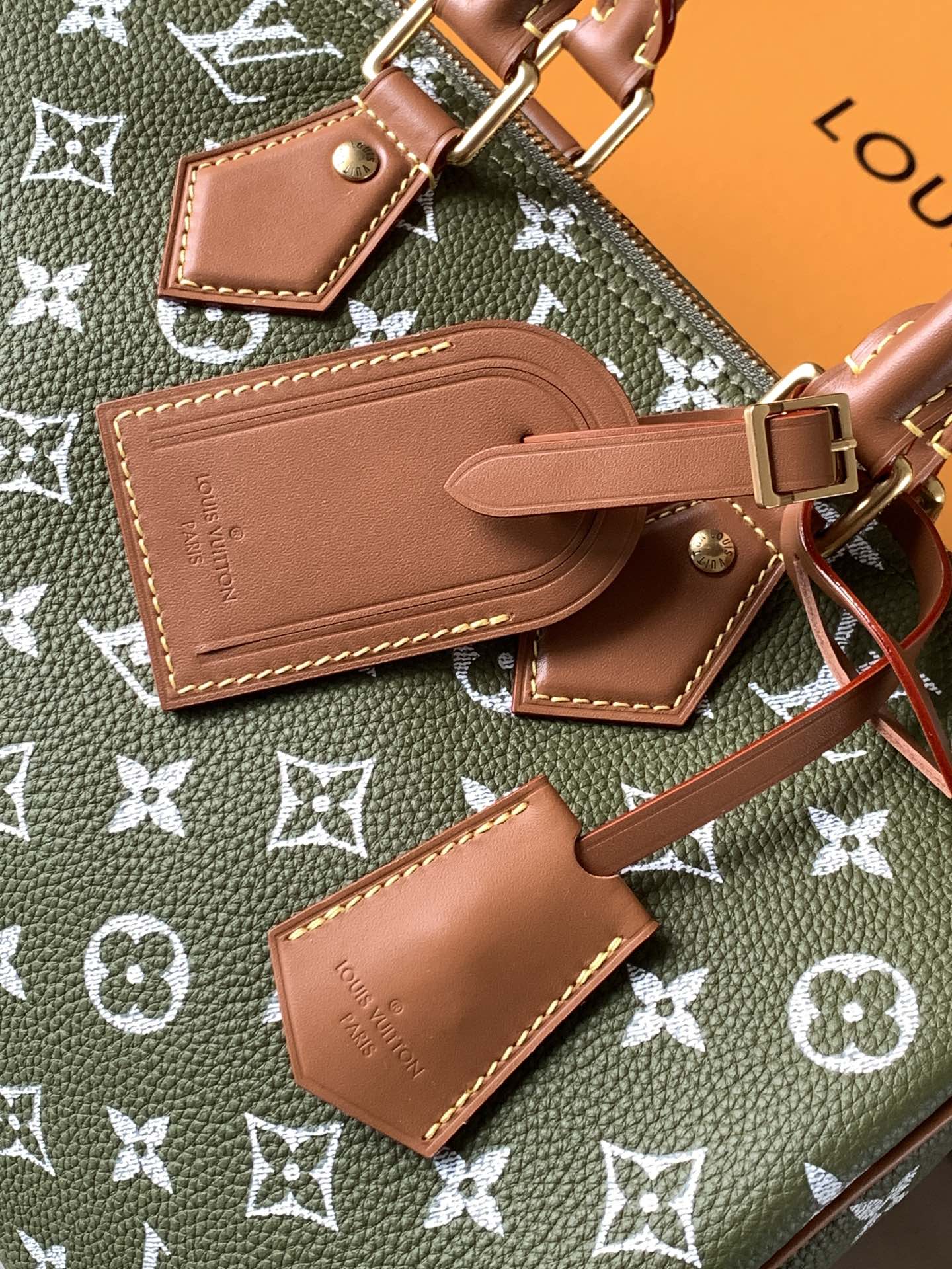 💰900顶级原单，变码芯片
M14067红色M14077绿色
M13914粉色M15242黄棕色
M14068黄色M15282藏蓝
M14064浅绿M13904黑色
M15241橄榄绿
本款 Speedy P9 Bandouli&egrave;re 30 Monogram Leather 手袋为柔软粒面牛皮革包裹羊皮革内衬，以丝印 Monogram 图案呈现帆布印花的迷离观感，道出创意总监 Pharrell Williams 的新季巧思。

22 x 18 x 32 厘米
(高 x 宽 x 长度)
柔软牛皮革
牛皮革饰边
羊皮革内衬
金属件
主隔层配有锁扣
内贴袋
拉链内袋
可拆卸皮革收纳包
名牌和钥匙包
肩带：可拆卸，可调节
