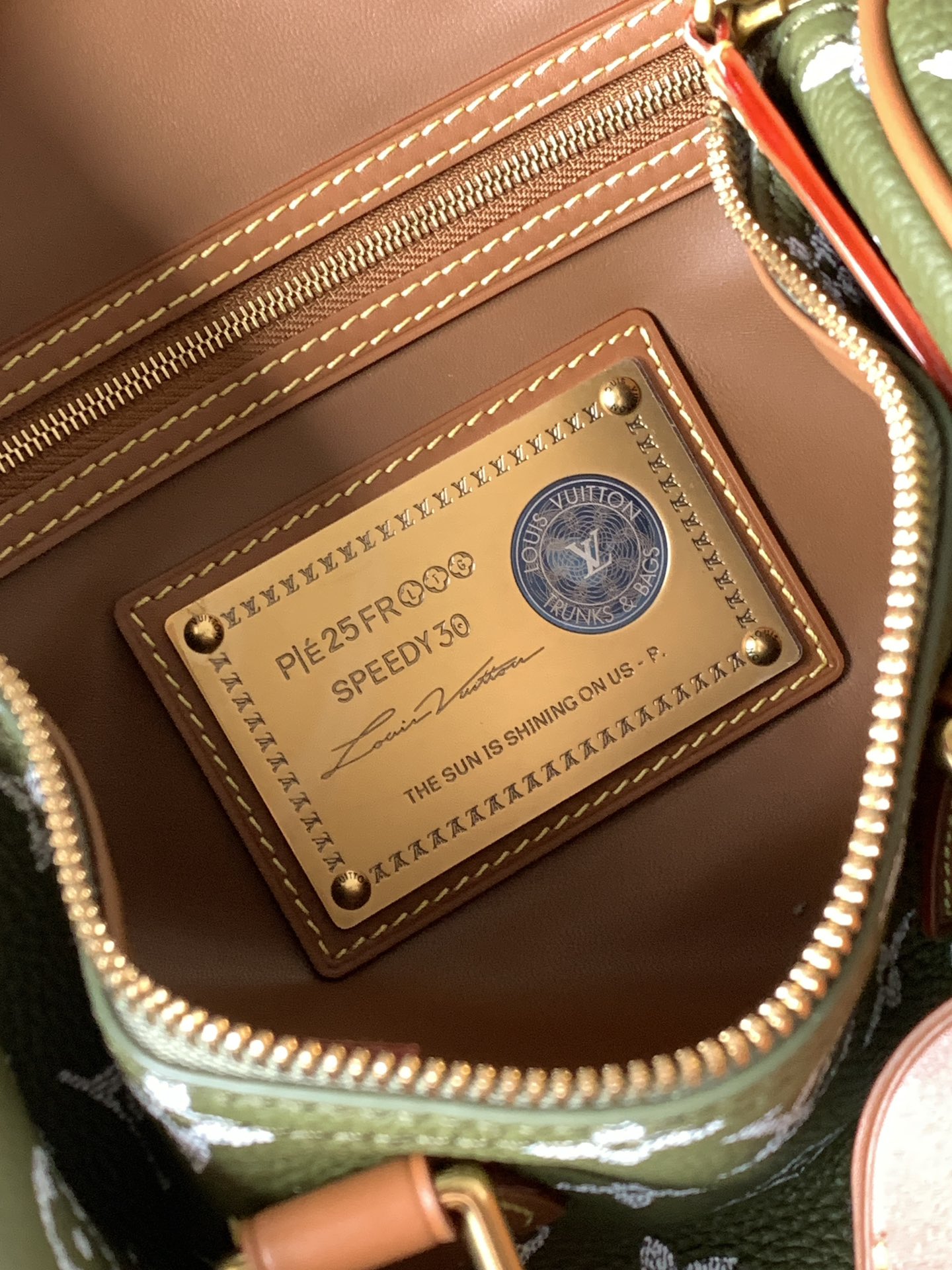 💰900顶级原单，变码芯片
M14067红色M14077绿色
M13914粉色M15242黄棕色
M14068黄色M15282藏蓝
M14064浅绿M13904黑色
M15241橄榄绿
本款 Speedy P9 Bandouli&egrave;re 30 Monogram Leather 手袋为柔软粒面牛皮革包裹羊皮革内衬，以丝印 Monogram 图案呈现帆布印花的迷离观感，道出创意总监 Pharrell Williams 的新季巧思。

22 x 18 x 32 厘米
(高 x 宽 x 长度)
柔软牛皮革
牛皮革饰边
羊皮革内衬
金属件
主隔层配有锁扣
内贴袋
拉链内袋
可拆卸皮革收纳包
名牌和钥匙包
肩带：可拆卸，可调节
