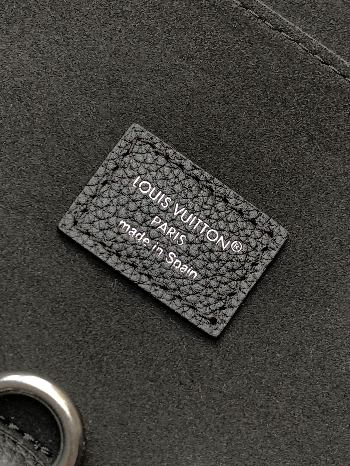 💰880顶级原单，变码芯片
M27061黑色M26758棕色M25989老花
本款 Steamer 30 手袋以 LV Touch 牛皮革焕新演绎风行百年的经典 Steamer 手袋。粒面皮革与绒面皮革分饰两面。绒面皮革前袋含蓄点缀 V 字缝线，便利 V 形钩扣融入 Monogram 花卉。肩带设计提供斜跨与手提选择。

33 x 14 x 32 厘米 
(高 x 宽 x 长度)
LV Touch 牛皮革
牛皮革饰边
金属件
主隔层配有锁扣
顶部手柄
内里贴饰
拉链内袋
外袋
钩扣
肩带：可拆卸，可调节
包带半长：38.0 厘米
包带半长可调至：63.0 厘米
手柄：单手柄