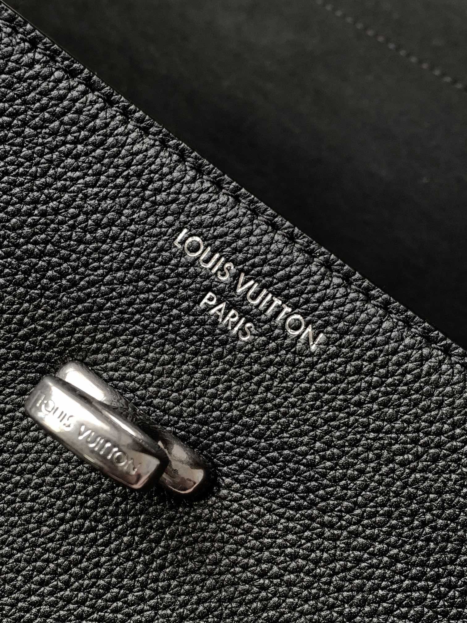 💰880顶级原单，变码芯片
M27061黑色M26758棕色M25989老花
本款 Steamer 30 手袋以 LV Touch 牛皮革焕新演绎风行百年的经典 Steamer 手袋。粒面皮革与绒面皮革分饰两面。绒面皮革前袋含蓄点缀 V 字缝线，便利 V 形钩扣融入 Monogram 花卉。肩带设计提供斜跨与手提选择。

33 x 14 x 32 厘米 
(高 x 宽 x 长度)
LV Touch 牛皮革
牛皮革饰边
金属件
主隔层配有锁扣
顶部手柄
内里贴饰
拉链内袋
外袋
钩扣
肩带：可拆卸，可调节
包带半长：38.0 厘米
包带半长可调至：63.0 厘米
手柄：单手柄