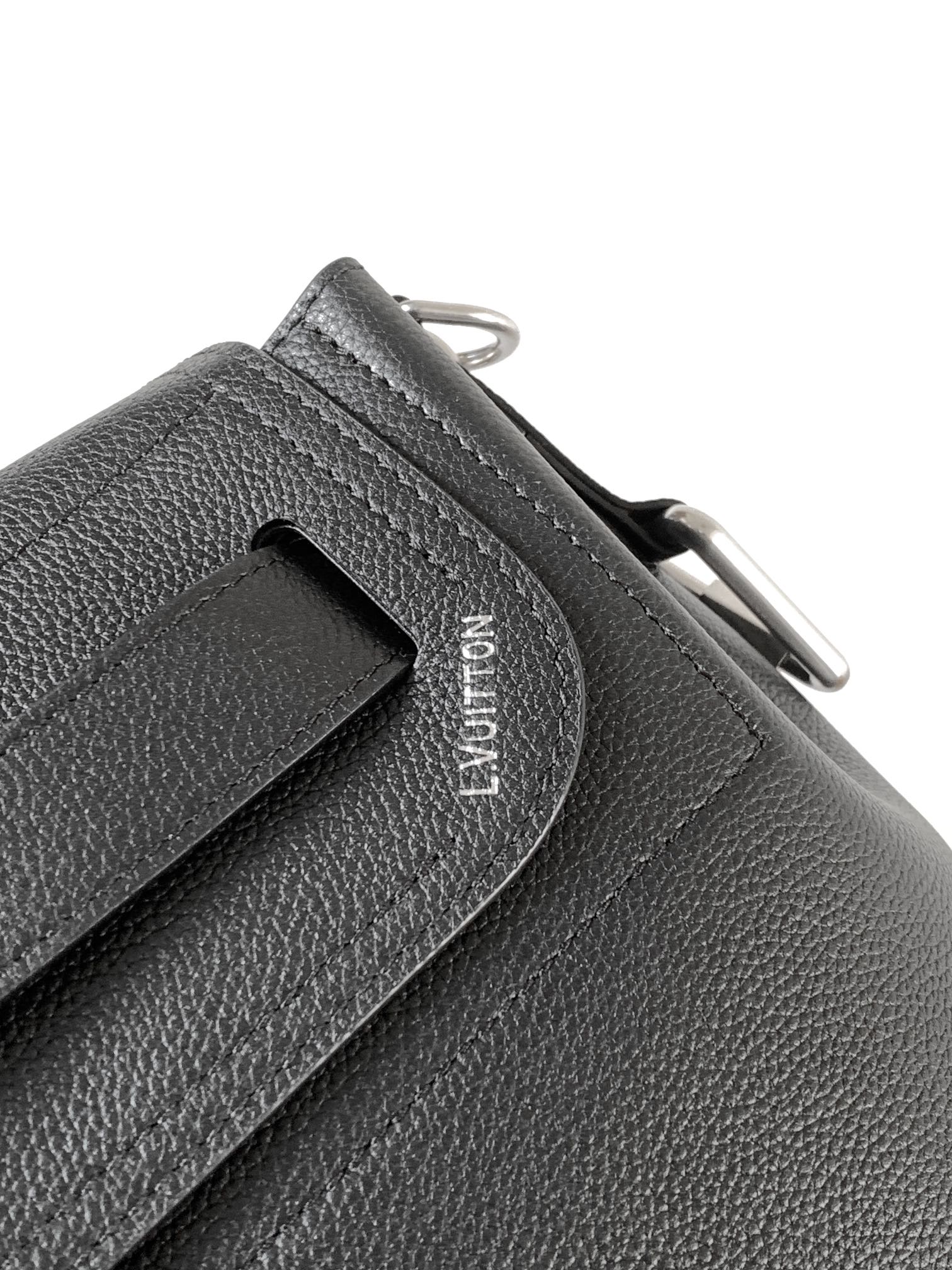 💰880顶级原单，变码芯片
M27061黑色M26758棕色M25989老花
本款 Steamer 30 手袋以 LV Touch 牛皮革焕新演绎风行百年的经典 Steamer 手袋。粒面皮革与绒面皮革分饰两面。绒面皮革前袋含蓄点缀 V 字缝线，便利 V 形钩扣融入 Monogram 花卉。肩带设计提供斜跨与手提选择。

33 x 14 x 32 厘米 
(高 x 宽 x 长度)
LV Touch 牛皮革
牛皮革饰边
金属件
主隔层配有锁扣
顶部手柄
内里贴饰
拉链内袋
外袋
钩扣
肩带：可拆卸，可调节
包带半长：38.0 厘米
包带半长可调至：63.0 厘米
手柄：单手柄