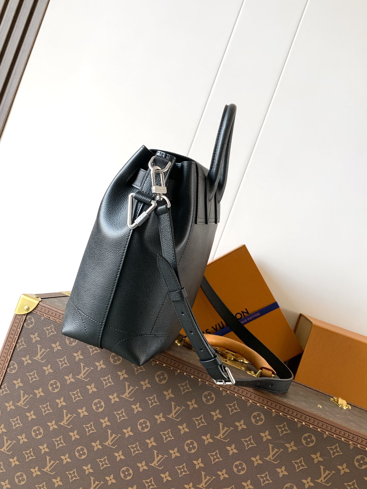 💰880顶级原单，变码芯片
M27061黑色M26758棕色M25989老花
本款 Steamer 30 手袋以 LV Touch 牛皮革焕新演绎风行百年的经典 Steamer 手袋。粒面皮革与绒面皮革分饰两面。绒面皮革前袋含蓄点缀 V 字缝线，便利 V 形钩扣融入 Monogram 花卉。肩带设计提供斜跨与手提选择。

33 x 14 x 32 厘米 
(高 x 宽 x 长度)
LV Touch 牛皮革
牛皮革饰边
金属件
主隔层配有锁扣
顶部手柄
内里贴饰
拉链内袋
外袋
钩扣
肩带：可拆卸，可调节
包带半长：38.0 厘米
包带半长可调至：63.0 厘米
手柄：单手柄