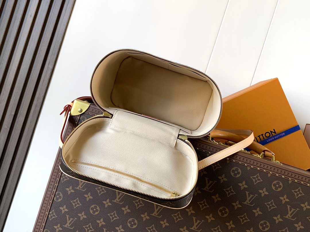 💰400顶级原单，变码芯片
M42265老花 M28340白彩
M12667绿色  M12668蓝色
M12671大红  M14886玫红
小即是美。以标志性的 NICE 化妆包为设计灵感来源，此款优雅的盥洗包是携带美容用品的个性之选。翻盖内侧的隐藏式拉链袋可存放贵重私人物品。

18 x 14.5 x 24 厘米
(高 x 宽 x 长度)
Monogram 涂层帆布
涂层帆布 可水洗内衬
牛皮革饰边
黄铜金属件
双拉链开合
充裕容量
翻盖内侧设有拉链袋
内设数个贴袋
本品产地为法国、西班牙、意大利和美国之一。
手柄：单手柄