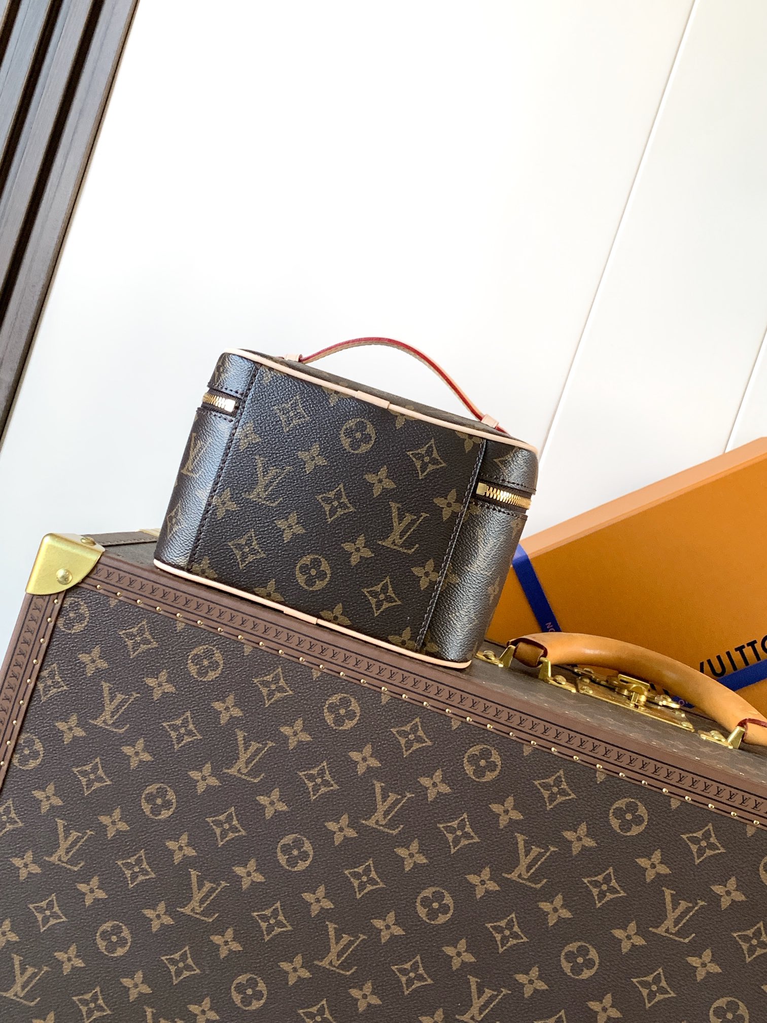 💰350顶级原单，变码芯片
M44495老花M28341/M13747白彩
M12650玫红 M12654黄色 M12647蓝色
Nice 迷你化妆包以柔软的 Monogram 帆布造就精巧身形，搭配放平即可释放空间的皮革手柄，在容纳洗漱用品的同时从容置于旅行袋或手提箱。使用 LV 铭纹金属拉链头轻启双拉链顶部翻盖，内物空间一览无遗。

13.5 x 12 x 20 厘米
(高 x 宽 x 长度)
Monogram 涂层帆布
牛皮革饰边
可水洗织物内衬
金属件
双拉链开合
LV 铭纹拉链头
内贴袋
手柄：单手柄