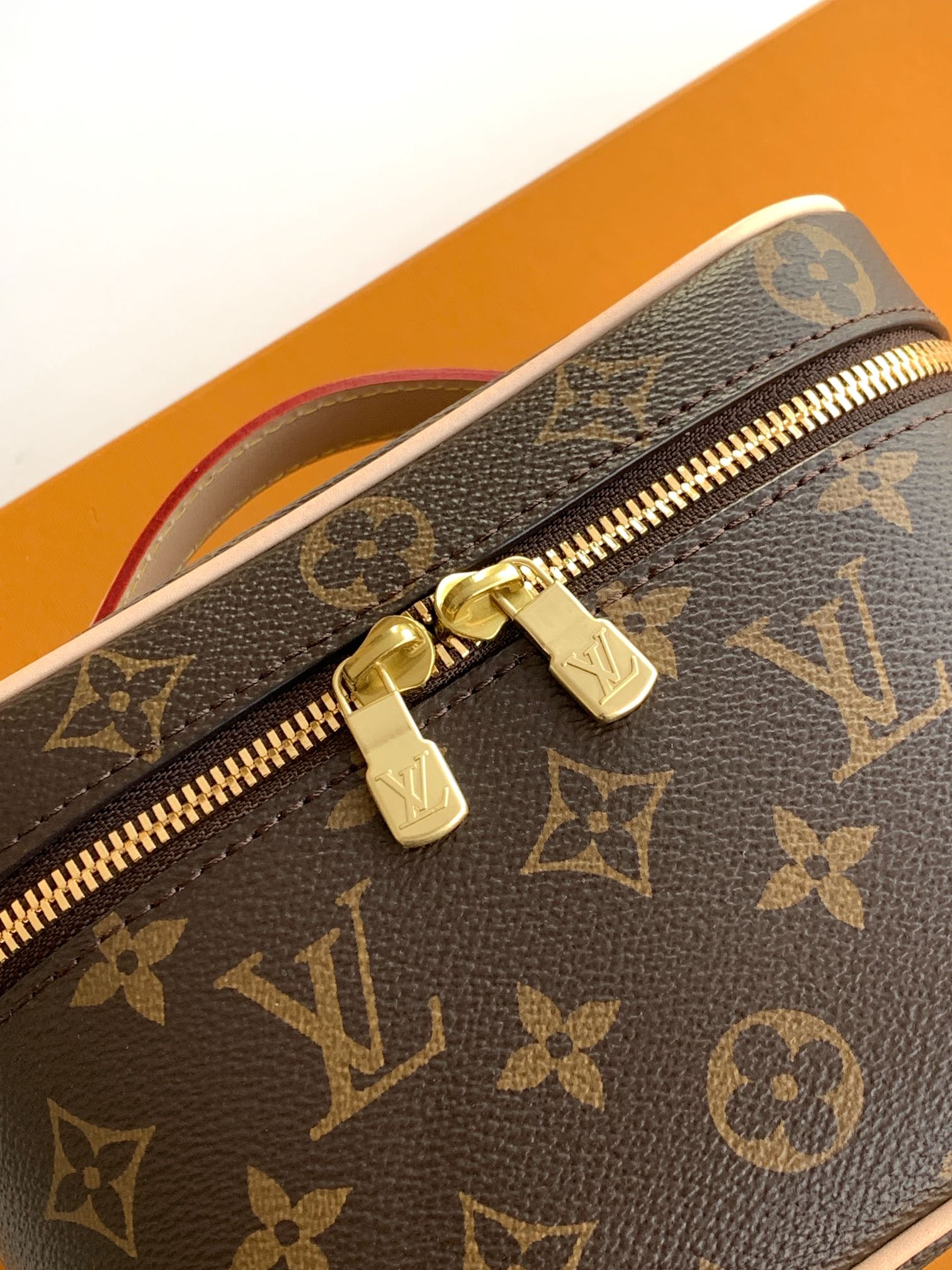 💰350顶级原单，变码芯片
M44495老花M28341/M13747白彩
M12650玫红 M12654黄色 M12647蓝色
Nice 迷你化妆包以柔软的 Monogram 帆布造就精巧身形，搭配放平即可释放空间的皮革手柄，在容纳洗漱用品的同时从容置于旅行袋或手提箱。使用 LV 铭纹金属拉链头轻启双拉链顶部翻盖，内物空间一览无遗。

13.5 x 12 x 20 厘米
(高 x 宽 x 长度)
Monogram 涂层帆布
牛皮革饰边
可水洗织物内衬
金属件
双拉链开合
LV 铭纹拉链头
内贴袋
手柄：单手柄