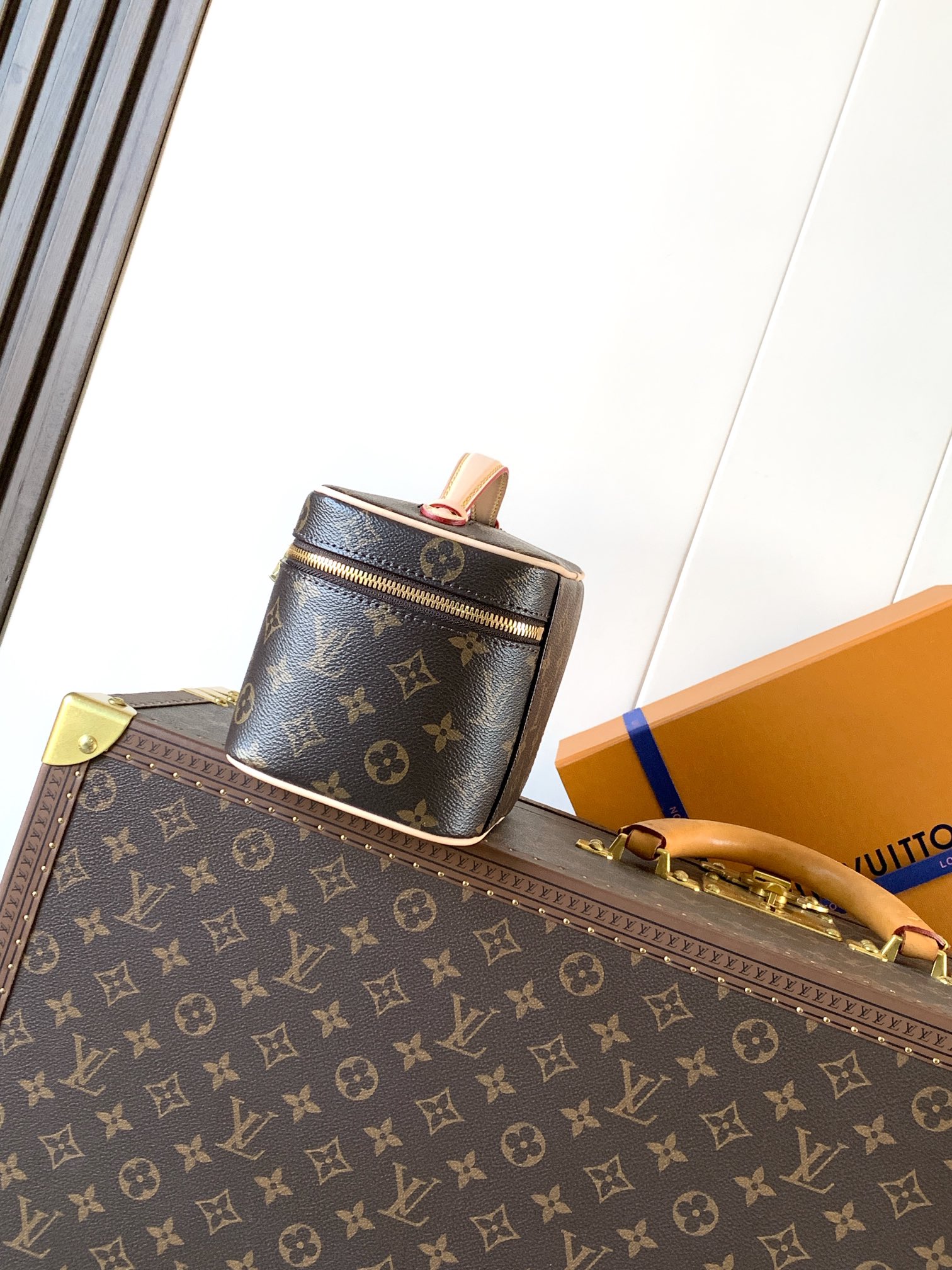 💰350顶级原单，变码芯片
M44495老花M28341/M13747白彩
M12650玫红 M12654黄色 M12647蓝色
Nice 迷你化妆包以柔软的 Monogram 帆布造就精巧身形，搭配放平即可释放空间的皮革手柄，在容纳洗漱用品的同时从容置于旅行袋或手提箱。使用 LV 铭纹金属拉链头轻启双拉链顶部翻盖，内物空间一览无遗。

13.5 x 12 x 20 厘米
(高 x 宽 x 长度)
Monogram 涂层帆布
牛皮革饰边
可水洗织物内衬
金属件
双拉链开合
LV 铭纹拉链头
内贴袋
手柄：单手柄