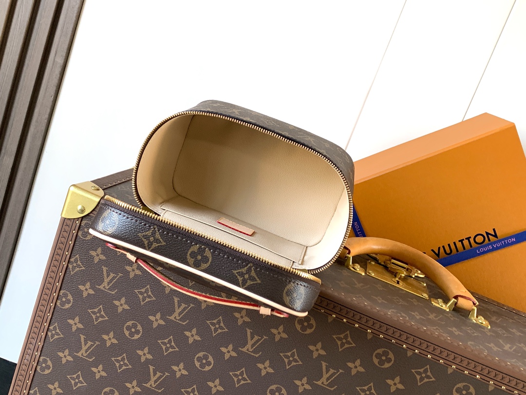 💰350顶级原单，变码芯片
M44495老花M28341/M13747白彩
M12650玫红 M12654黄色 M12647蓝色
Nice 迷你化妆包以柔软的 Monogram 帆布造就精巧身形，搭配放平即可释放空间的皮革手柄，在容纳洗漱用品的同时从容置于旅行袋或手提箱。使用 LV 铭纹金属拉链头轻启双拉链顶部翻盖，内物空间一览无遗。

13.5 x 12 x 20 厘米
(高 x 宽 x 长度)
Monogram 涂层帆布
牛皮革饰边
可水洗织物内衬
金属件
双拉链开合
LV 铭纹拉链头
内贴袋
手柄：单手柄