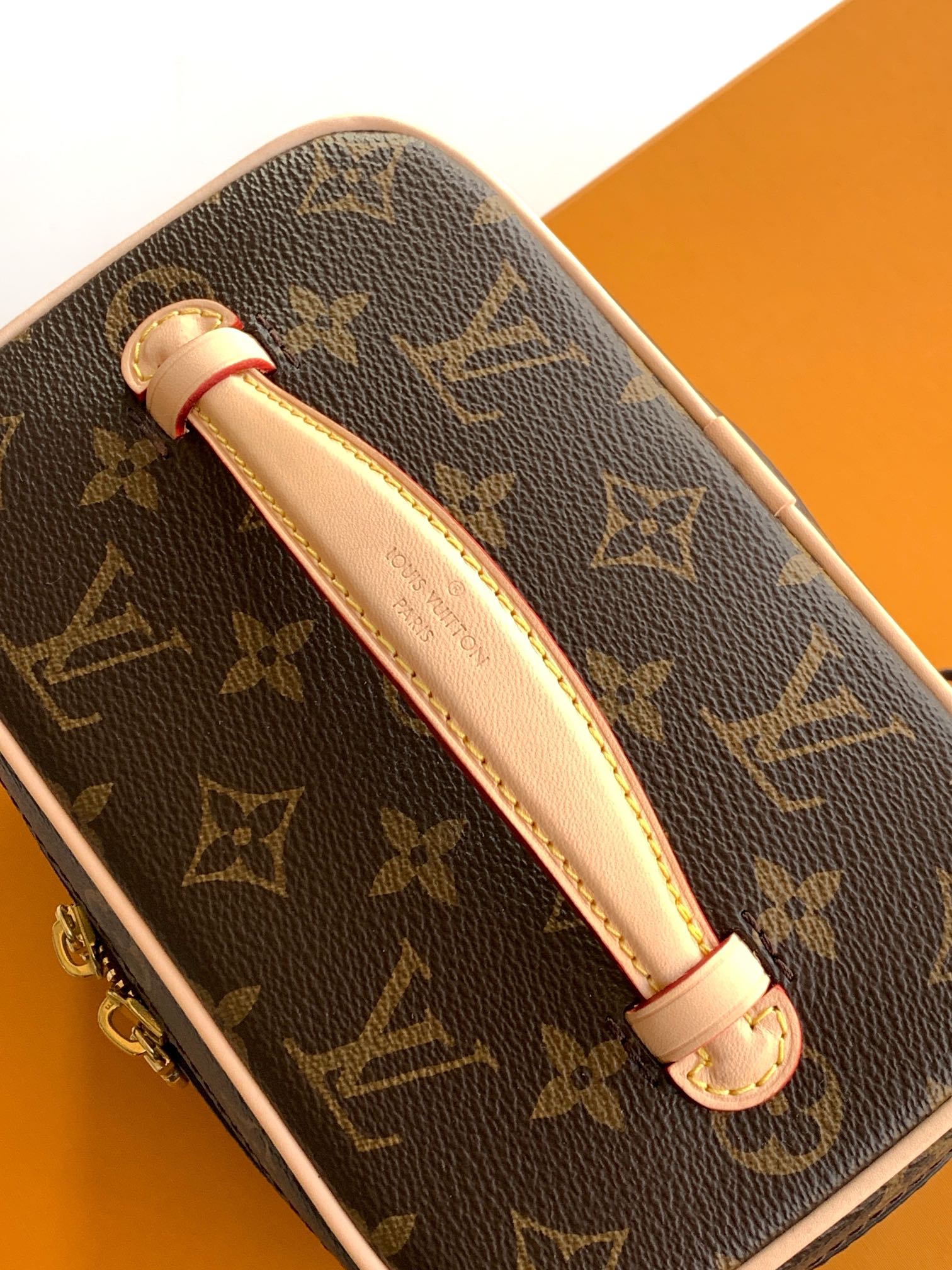 💰350顶级原单，变码芯片
M44495老花M28341/M13747白彩
M12650玫红 M12654黄色 M12647蓝色
Nice 迷你化妆包以柔软的 Monogram 帆布造就精巧身形，搭配放平即可释放空间的皮革手柄，在容纳洗漱用品的同时从容置于旅行袋或手提箱。使用 LV 铭纹金属拉链头轻启双拉链顶部翻盖，内物空间一览无遗。

13.5 x 12 x 20 厘米
(高 x 宽 x 长度)
Monogram 涂层帆布
牛皮革饰边
可水洗织物内衬
金属件
双拉链开合
LV 铭纹拉链头
内贴袋
手柄：单手柄