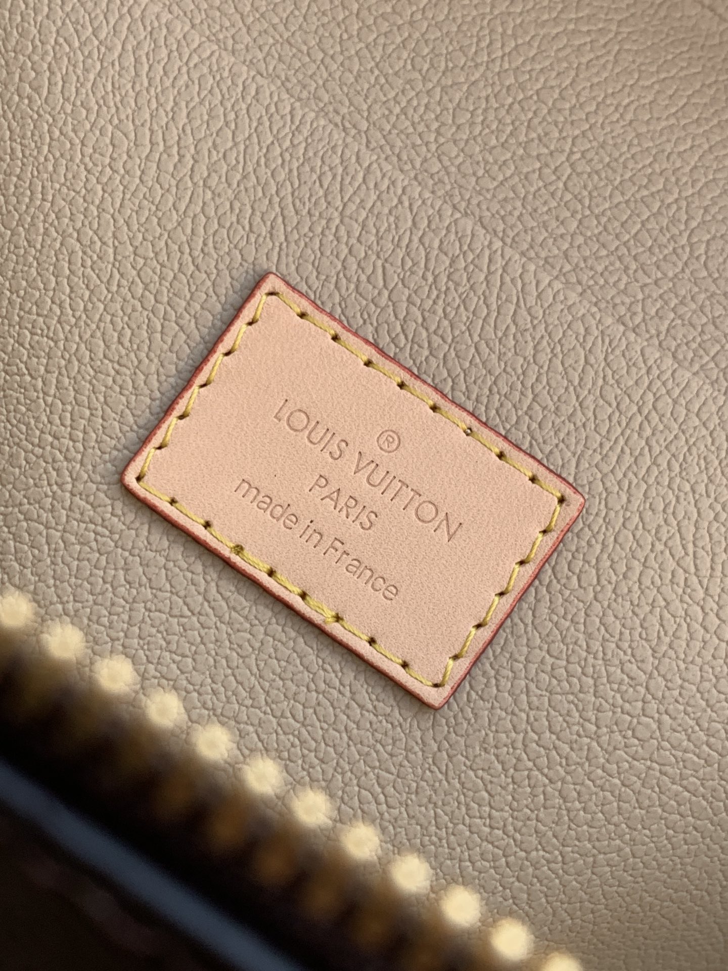 💰350顶级原单，变码芯片
M44495老花M28341/M13747白彩
M12650玫红 M12654黄色 M12647蓝色
Nice 迷你化妆包以柔软的 Monogram 帆布造就精巧身形，搭配放平即可释放空间的皮革手柄，在容纳洗漱用品的同时从容置于旅行袋或手提箱。使用 LV 铭纹金属拉链头轻启双拉链顶部翻盖，内物空间一览无遗。

13.5 x 12 x 20 厘米
(高 x 宽 x 长度)
Monogram 涂层帆布
牛皮革饰边
可水洗织物内衬
金属件
双拉链开合
LV 铭纹拉链头
内贴袋
手柄：单手柄