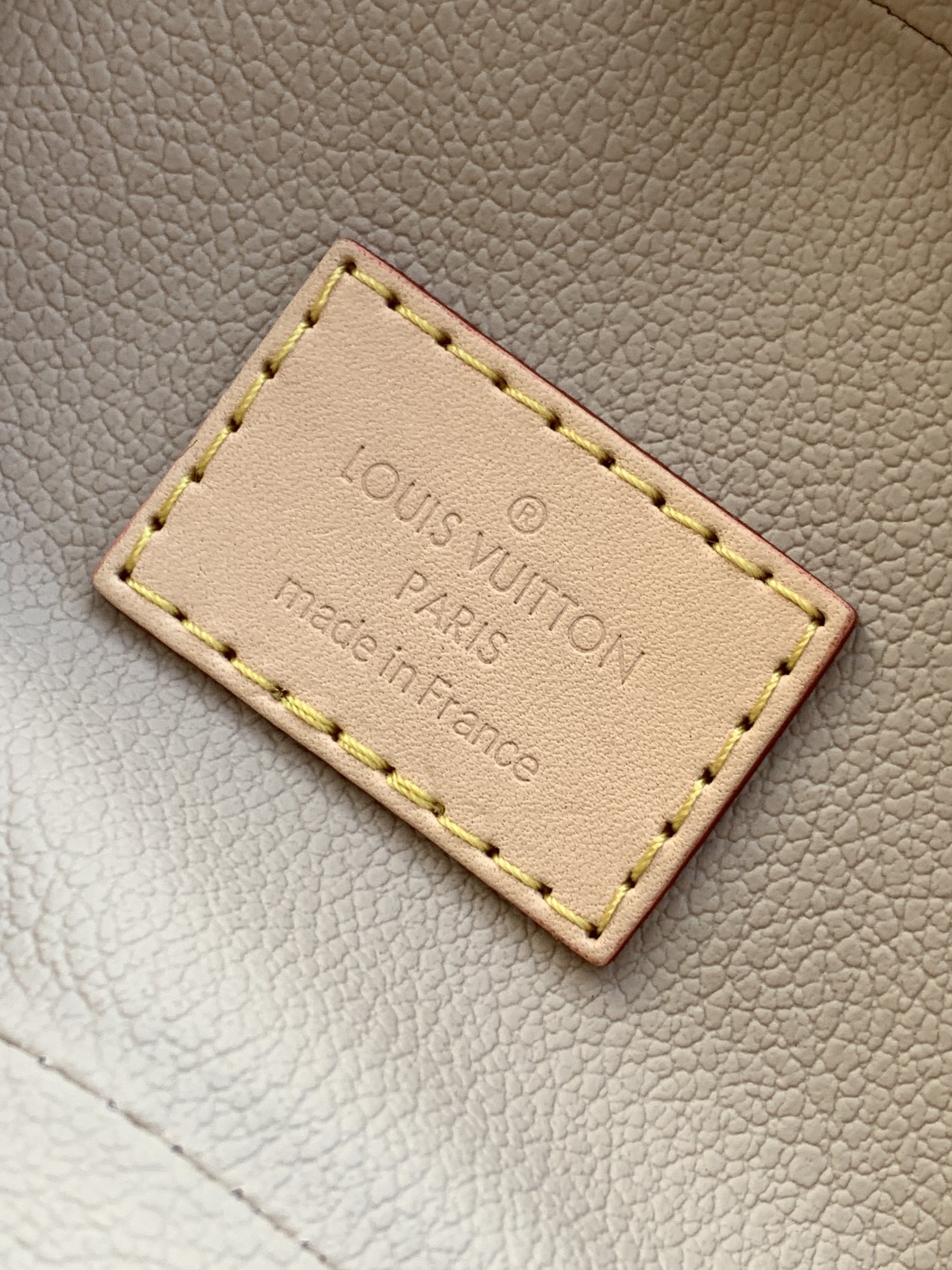 💰310顶级原单，变码芯片
M44495老花 M27941白彩
Nice Nano 化妆包以 Monogram 帆布塑造精巧构型，可摆放在浴室收纳指甲油或唇膏等美妆用品，或置于手袋归集小件物品。放平手柄即可收入狭小空间。

10.2 x 8.5 x 14 厘米
(高 x 宽 x 长度)
Monogram 涂层帆布
牛皮革饰边
可水洗涂层帆布内衬
金属件
双拉链开合
手柄：单手柄