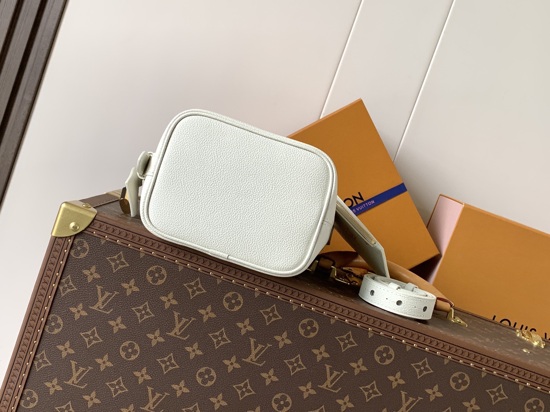 Louis Vuitton 這款All In BB以玩味十足的Milky白色與綠色設計 展現低調而優雅的日常品味