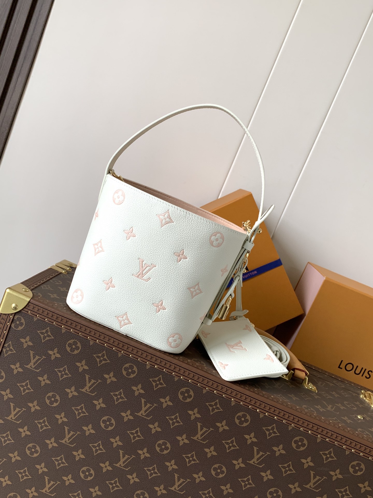 Louis Vuitton 這款All In BB以玩味十足的Milky白色與綠色設計 展現低調而優雅的日常品味