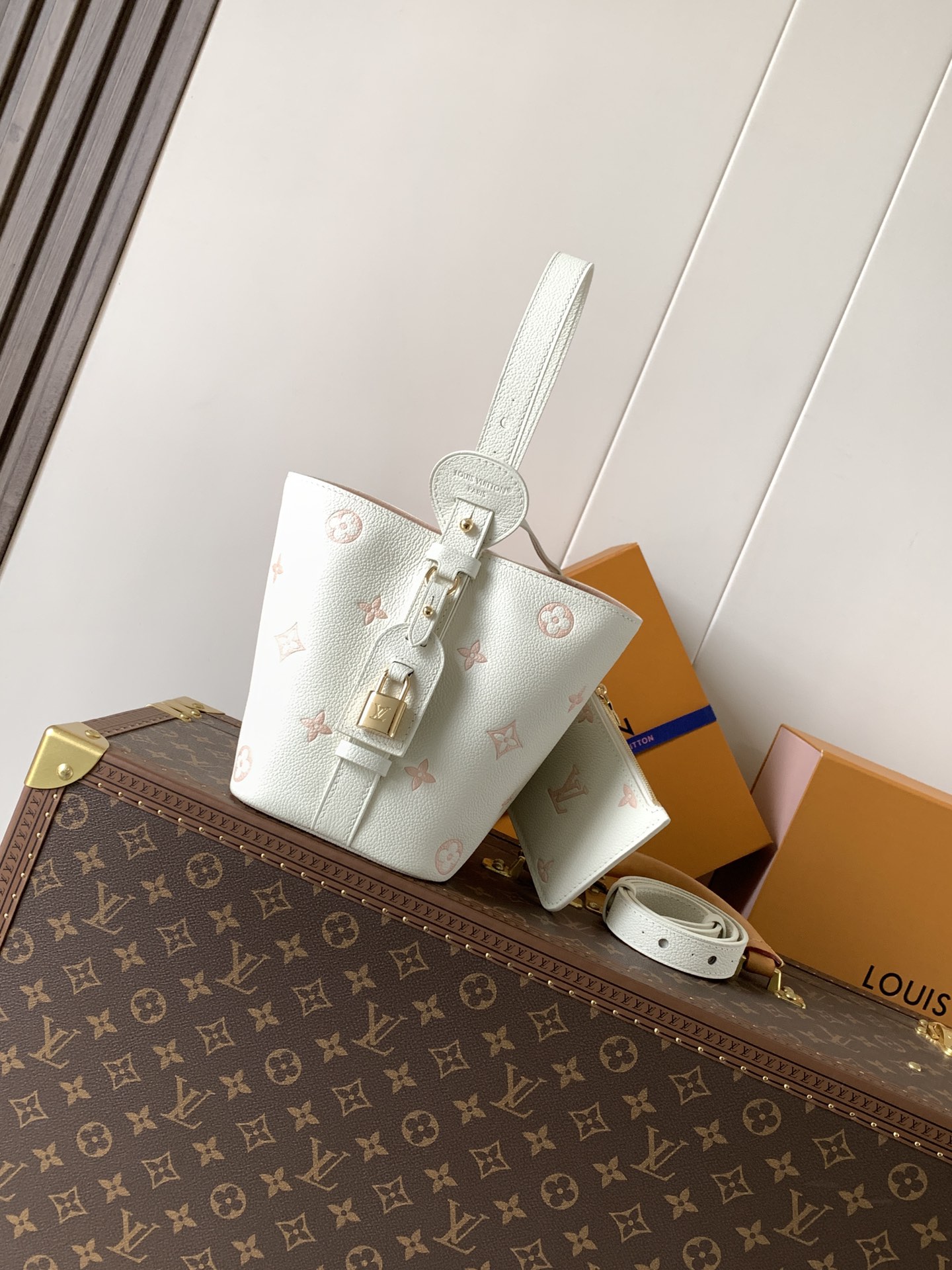 Louis Vuitton 這款All In BB以玩味十足的Milky白色與綠色設計 展現低調而優雅的日常品味