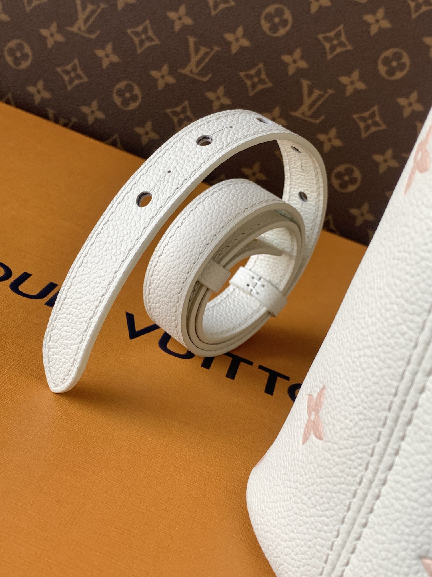 Louis Vuitton 這款All In BB以玩味十足的Milky白色與綠色設計 展現低調而優雅的日常品味