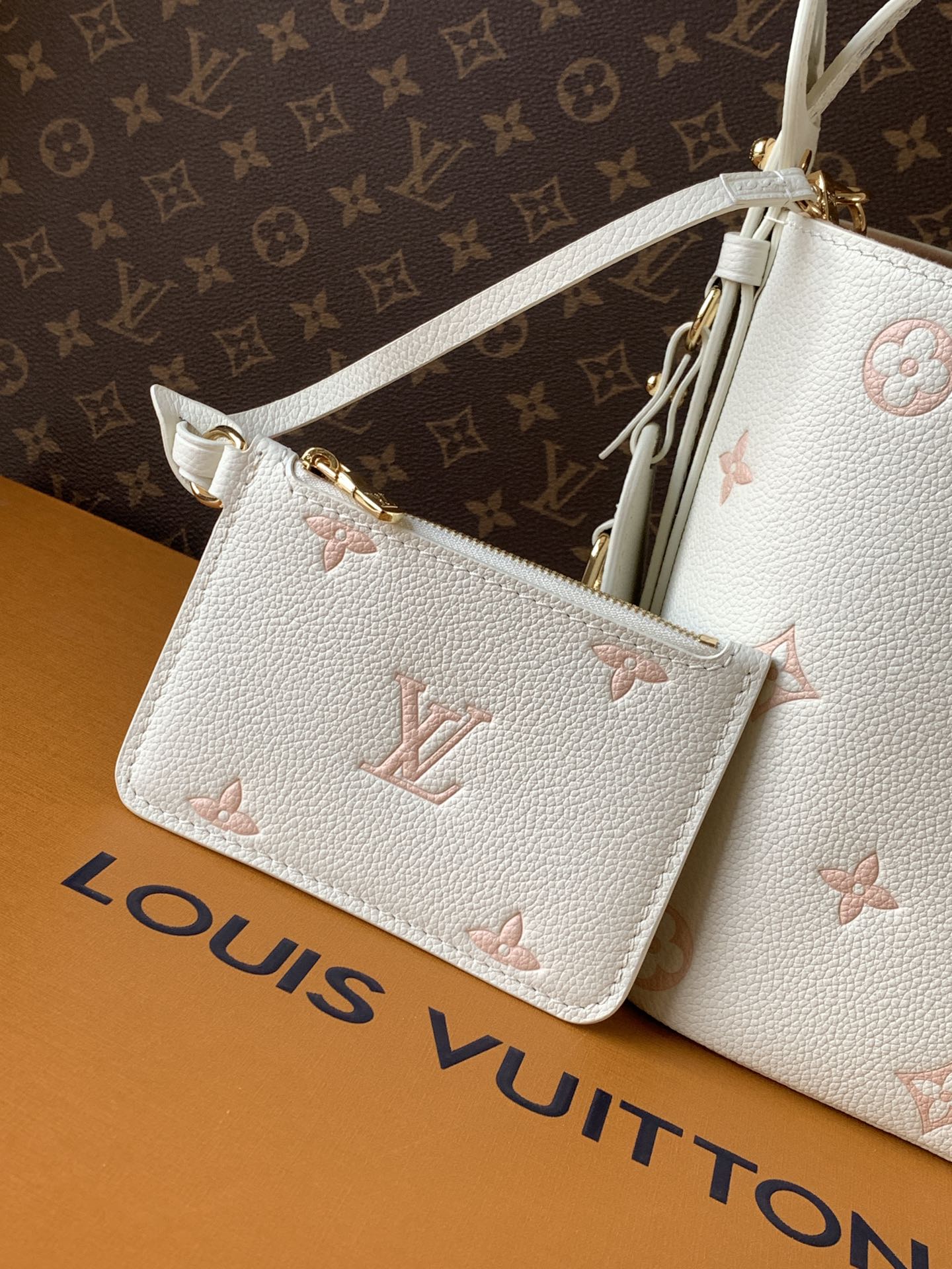Louis Vuitton 這款All In BB以玩味十足的Milky白色與綠色設計 展現低調而優雅的日常品味