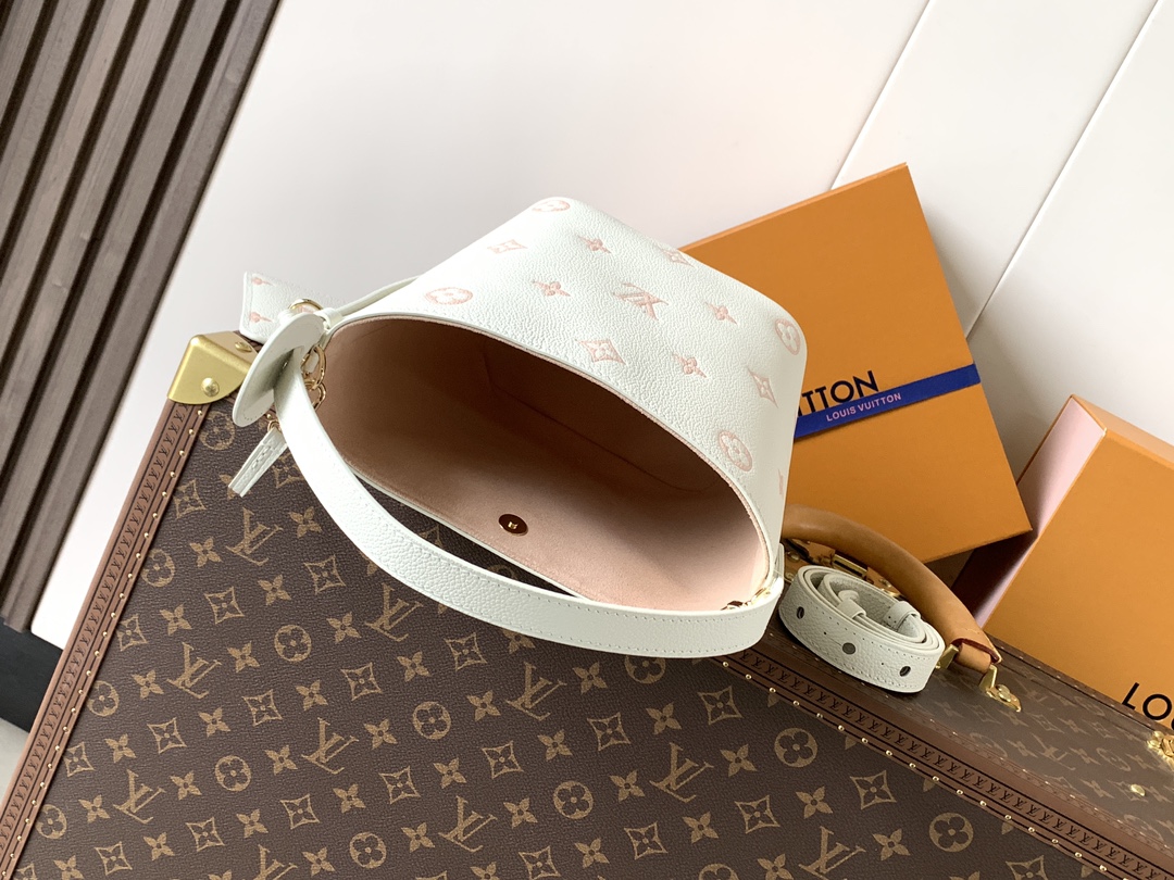 Louis Vuitton 這款All In BB以玩味十足的Milky白色與綠色設計 展現低調而優雅的日常品味