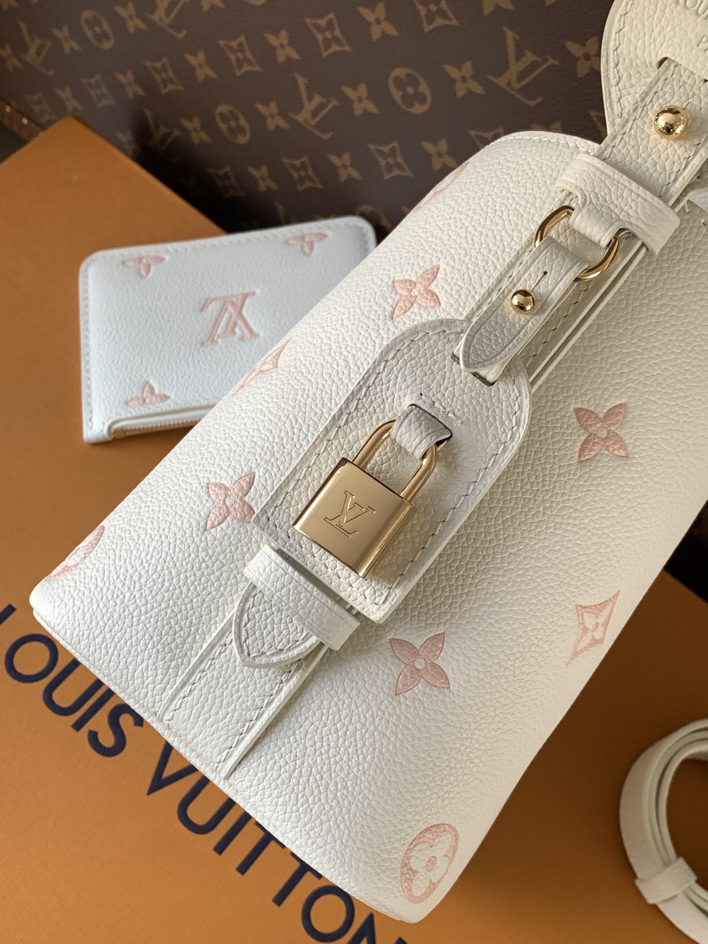 Louis Vuitton 這款All In BB以玩味十足的Milky白色與綠色設計 展現低調而優雅的日常品味