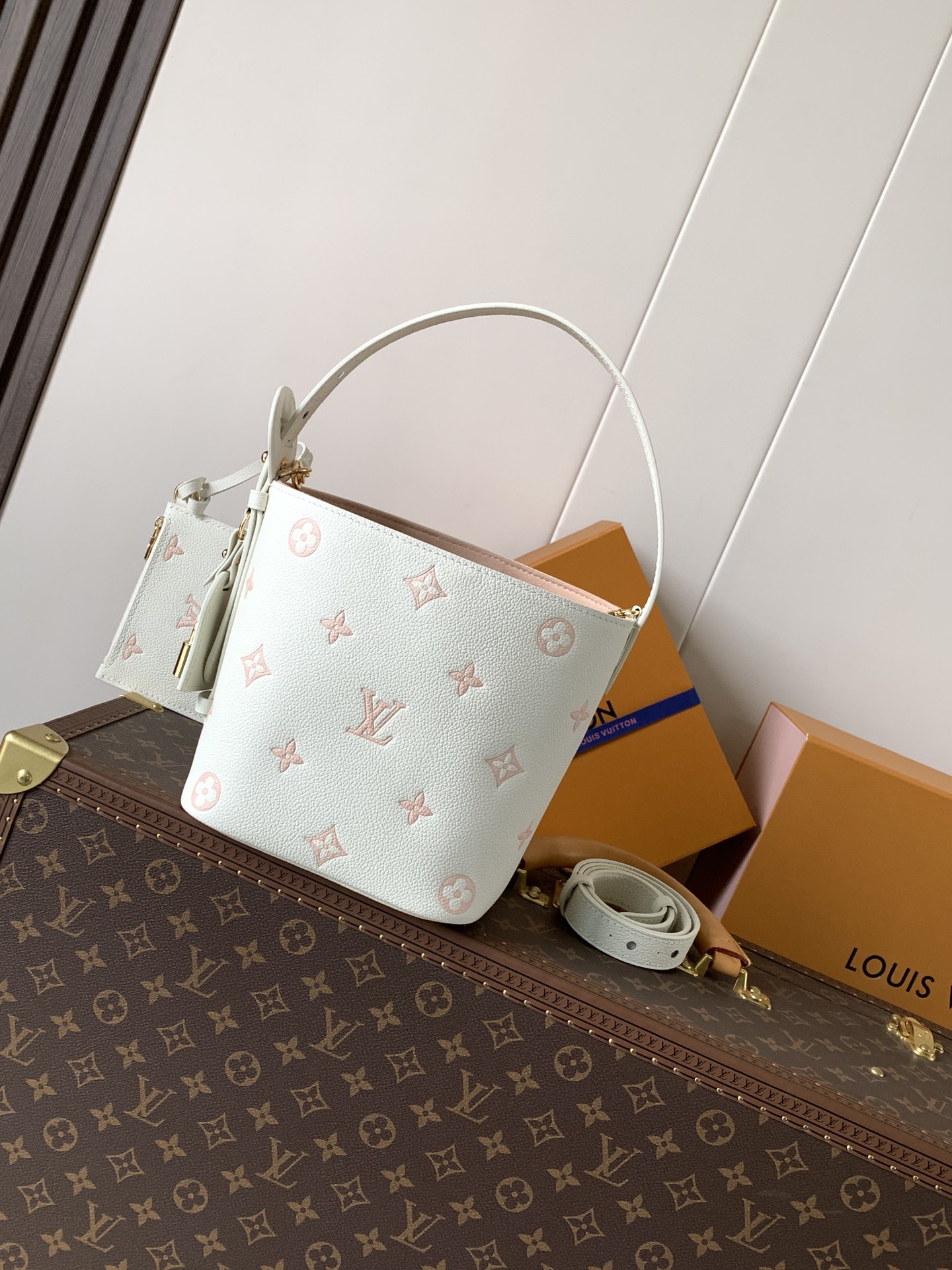 Louis Vuitton 這款All In BB以玩味十足的Milky白色與綠色設計 展現低調而優雅的日常品味