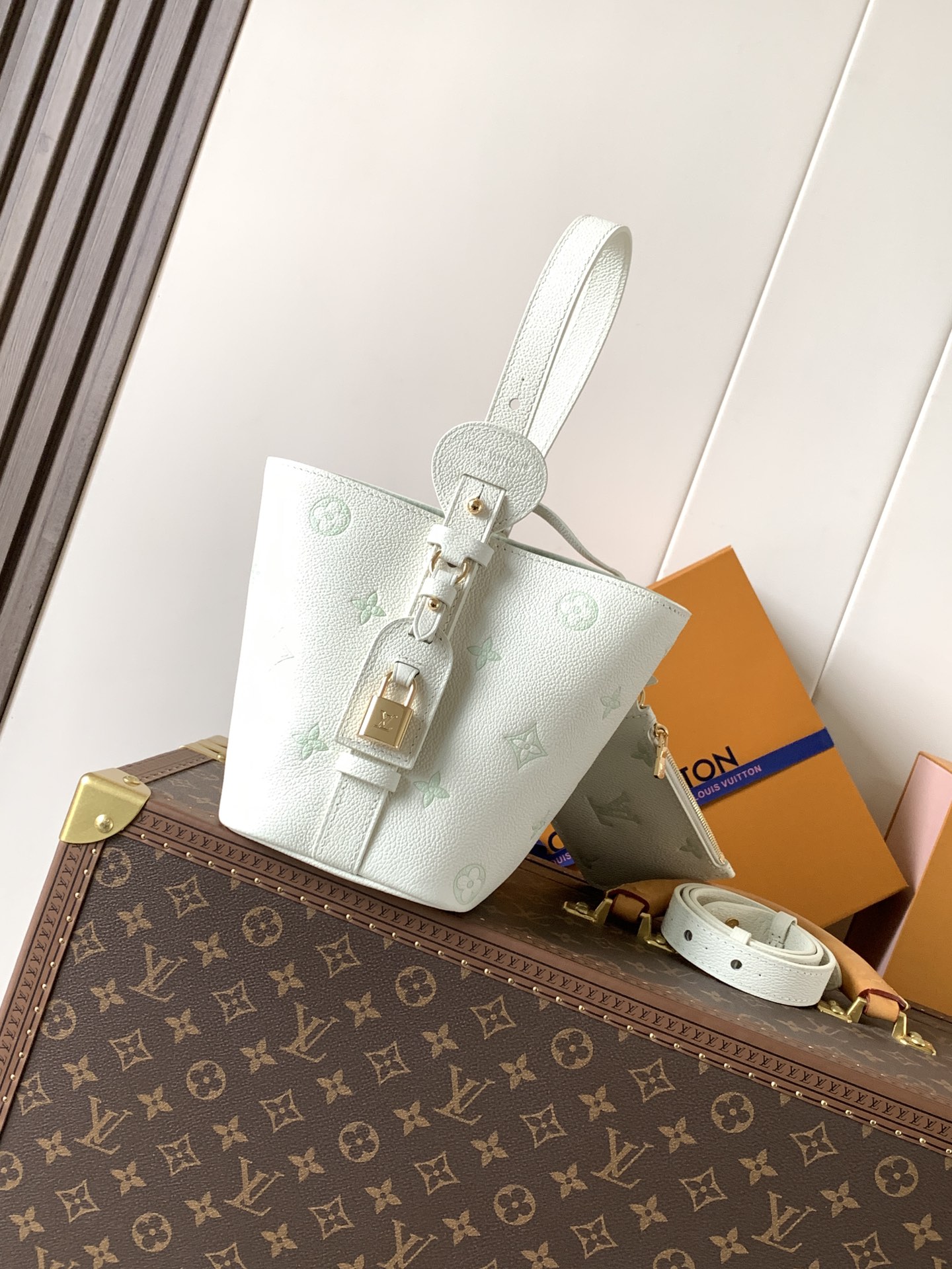 Louis Vuitton 這款All In BB以玩味十足的Milky白色與綠色設計 展現低調而優雅的日常品味
