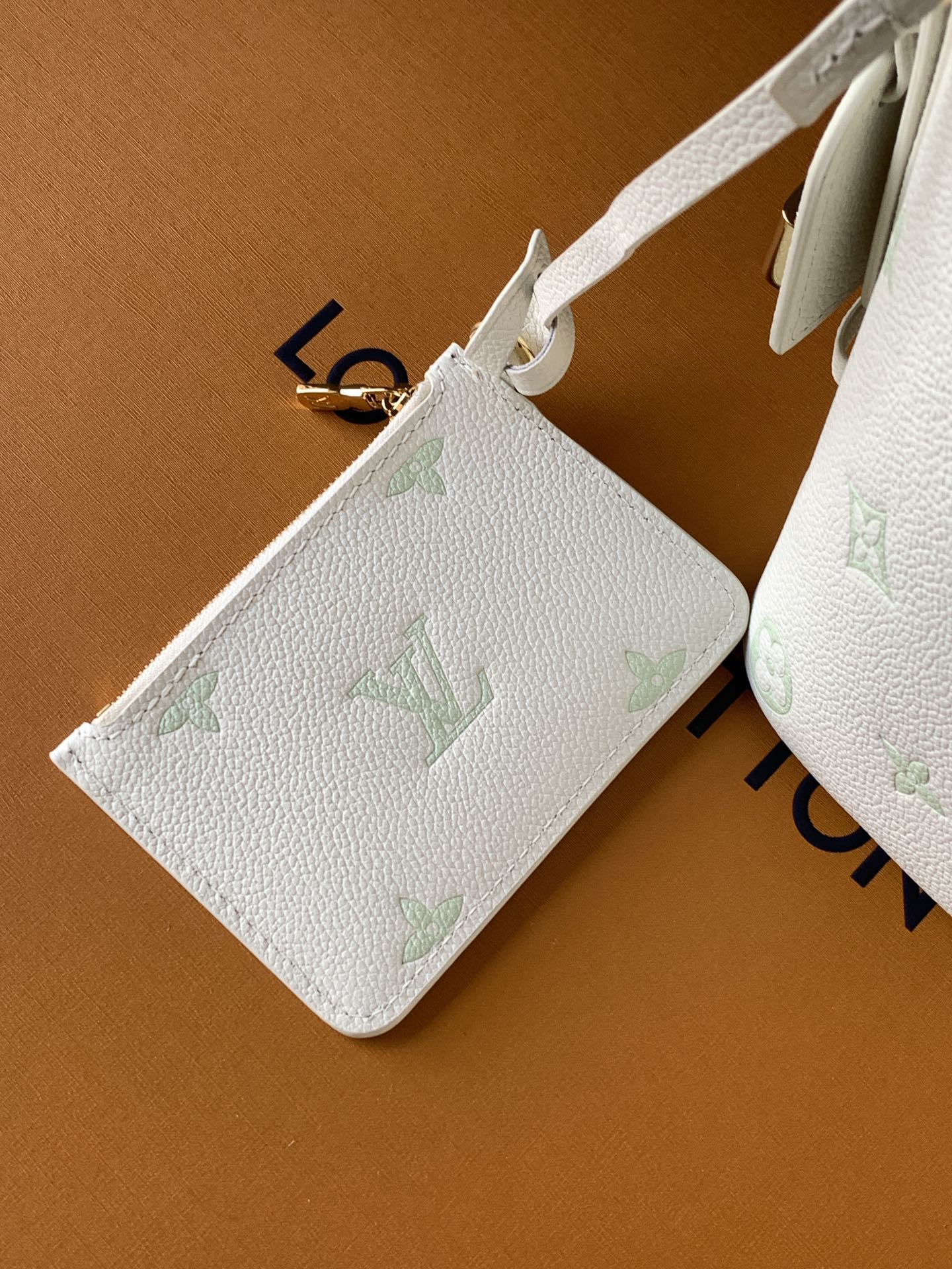 Louis Vuitton 這款All In BB以玩味十足的Milky白色與綠色設計 展現低調而優雅的日常品味