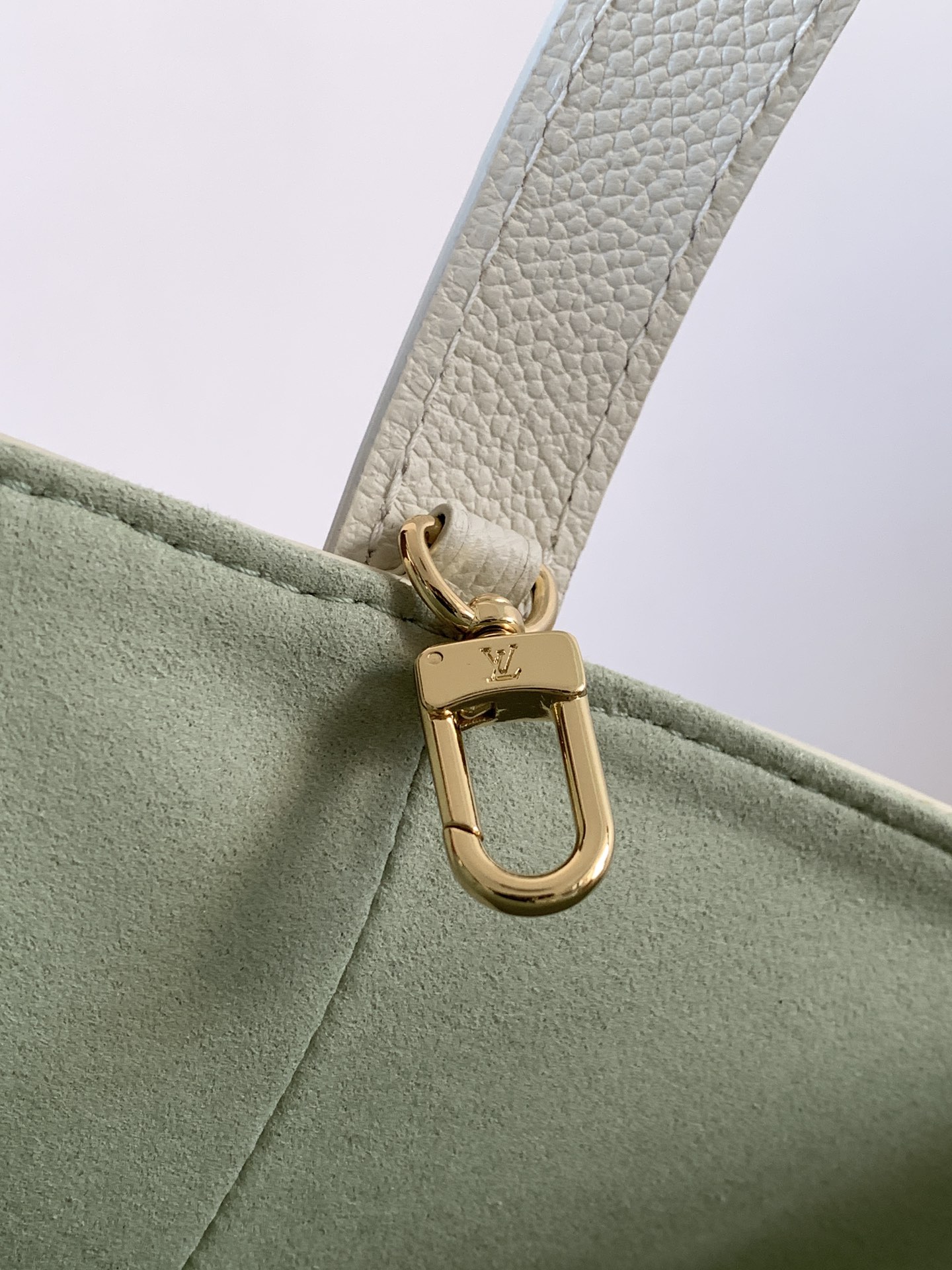 Louis Vuitton 這款All In BB以玩味十足的Milky白色與綠色設計 展現低調而優雅的日常品味