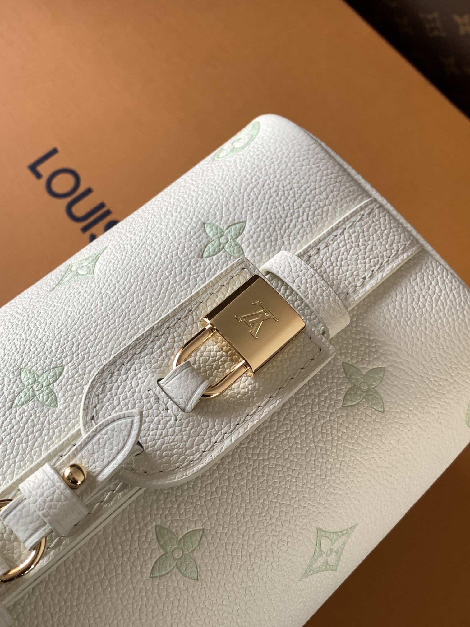 Louis Vuitton 這款All In BB以玩味十足的Milky白色與綠色設計 展現低調而優雅的日常品味