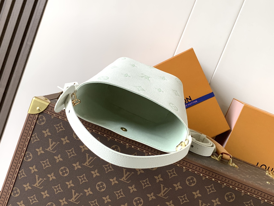 Louis Vuitton 這款All In BB以玩味十足的Milky白色與綠色設計 展現低調而優雅的日常品味