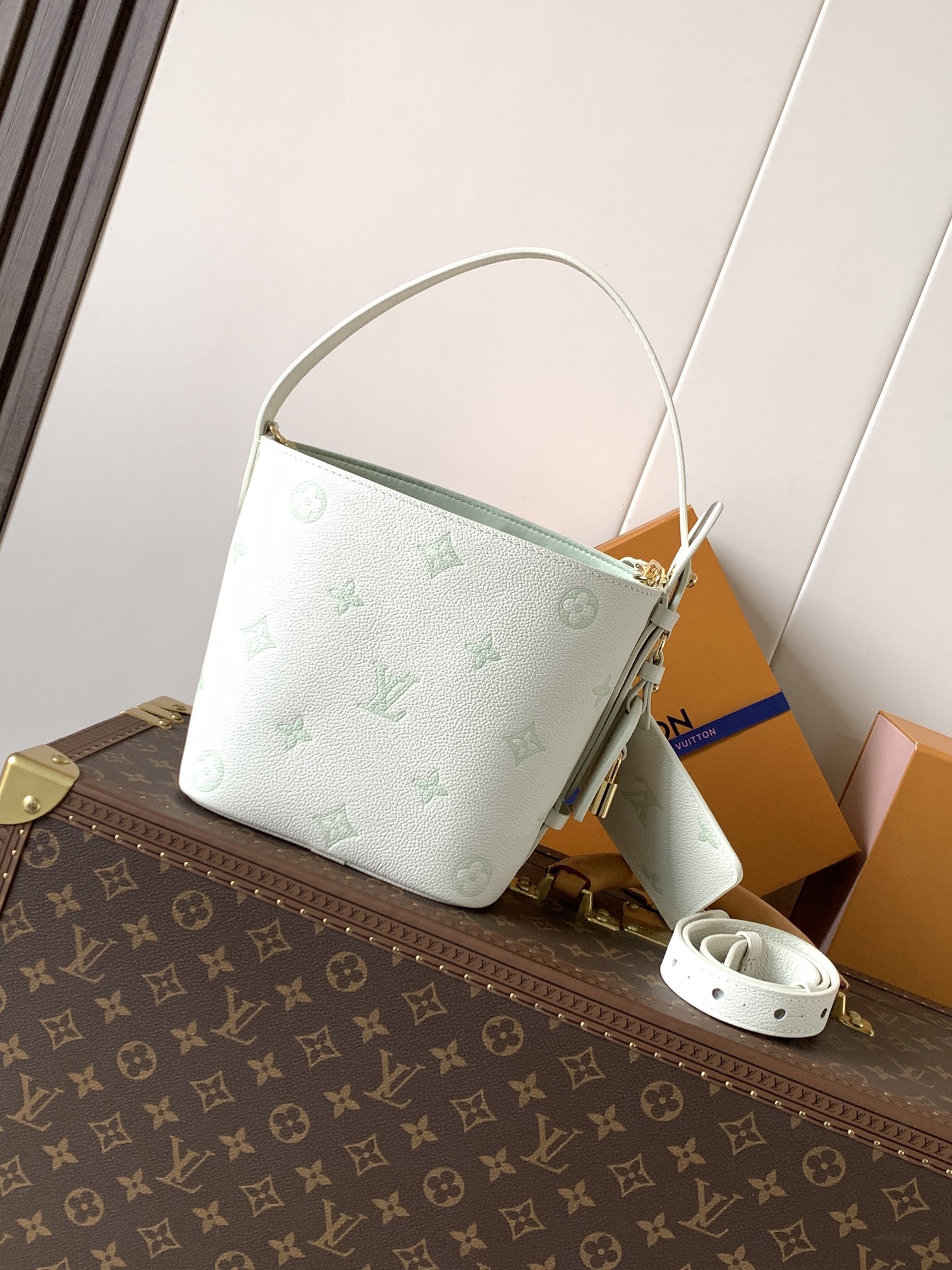 Louis Vuitton 這款All In BB以玩味十足的Milky白色與綠色設計 展現低調而優雅的日常品味
