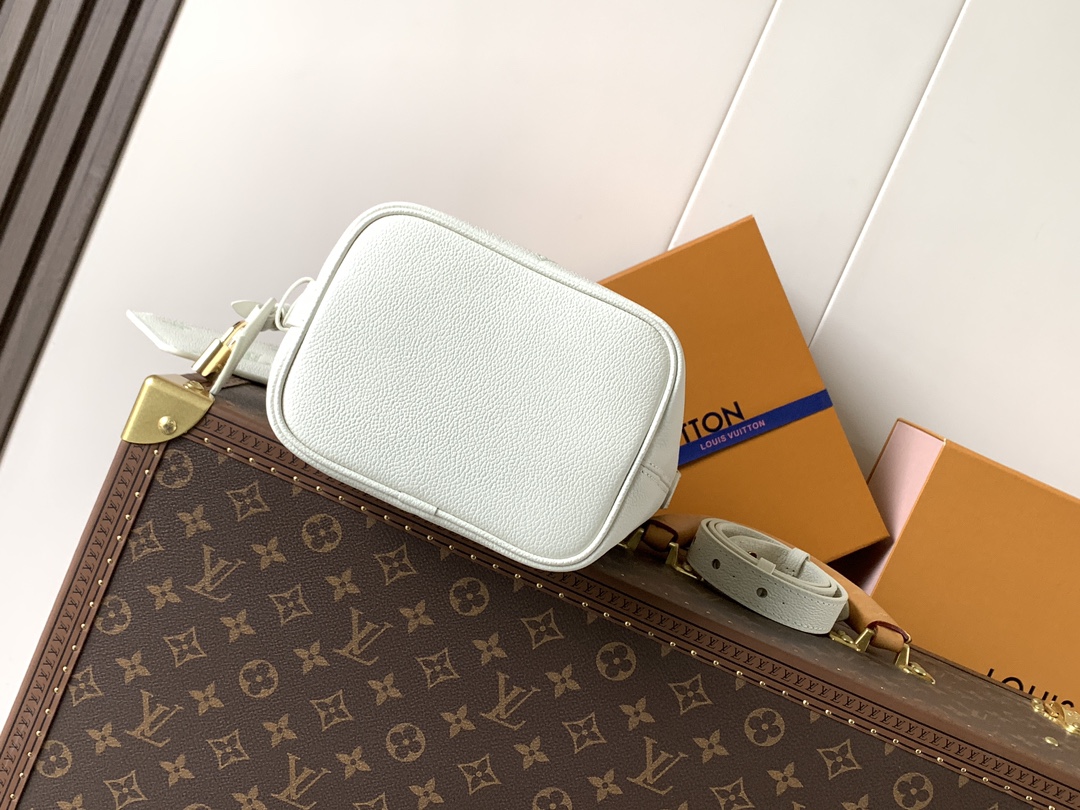 Louis Vuitton 這款All In BB以玩味十足的Milky白色與綠色設計 展現低調而優雅的日常品味