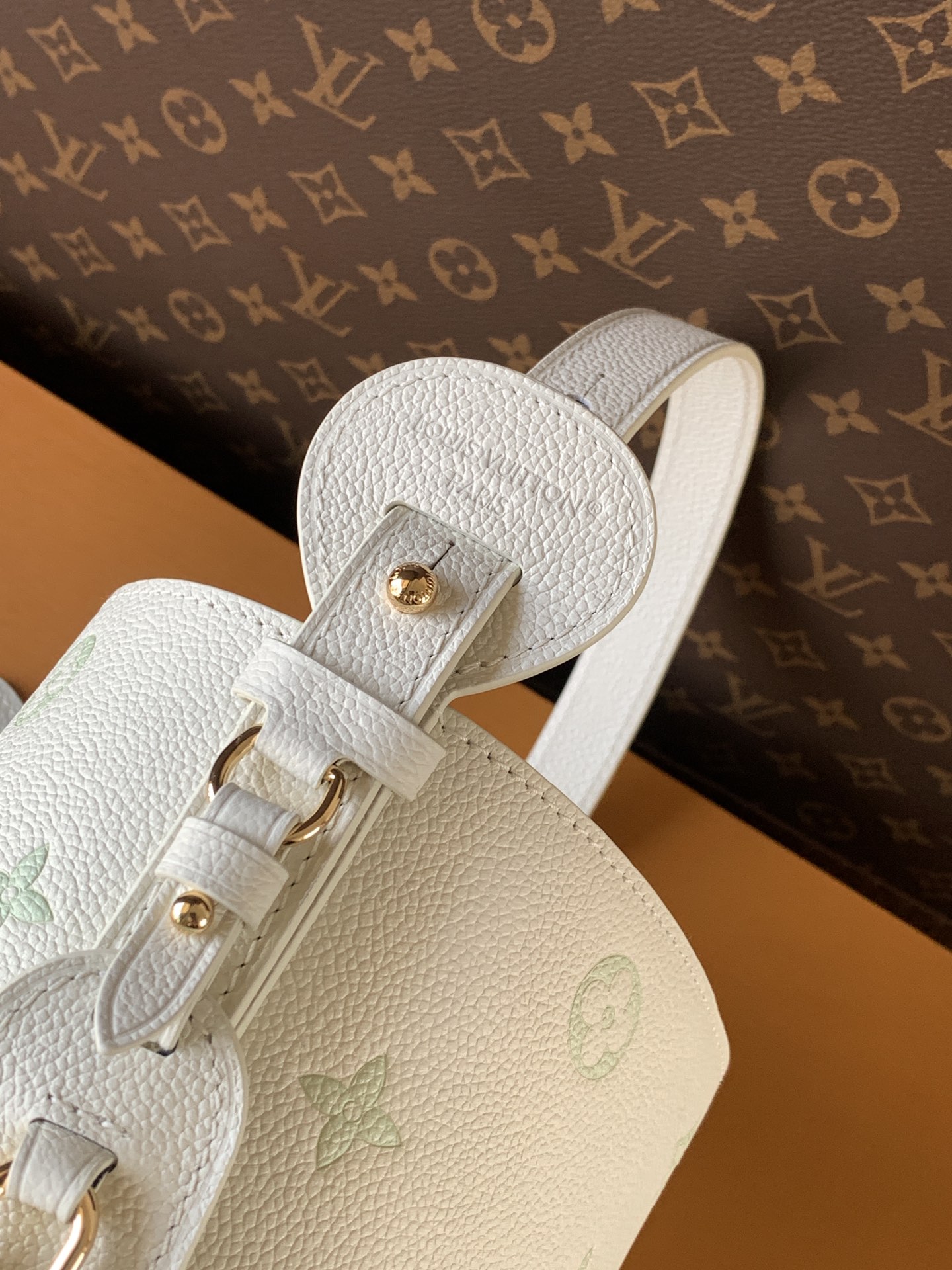 Louis Vuitton 這款All In BB以玩味十足的Milky白色與綠色設計 展現低調而優雅的日常品味