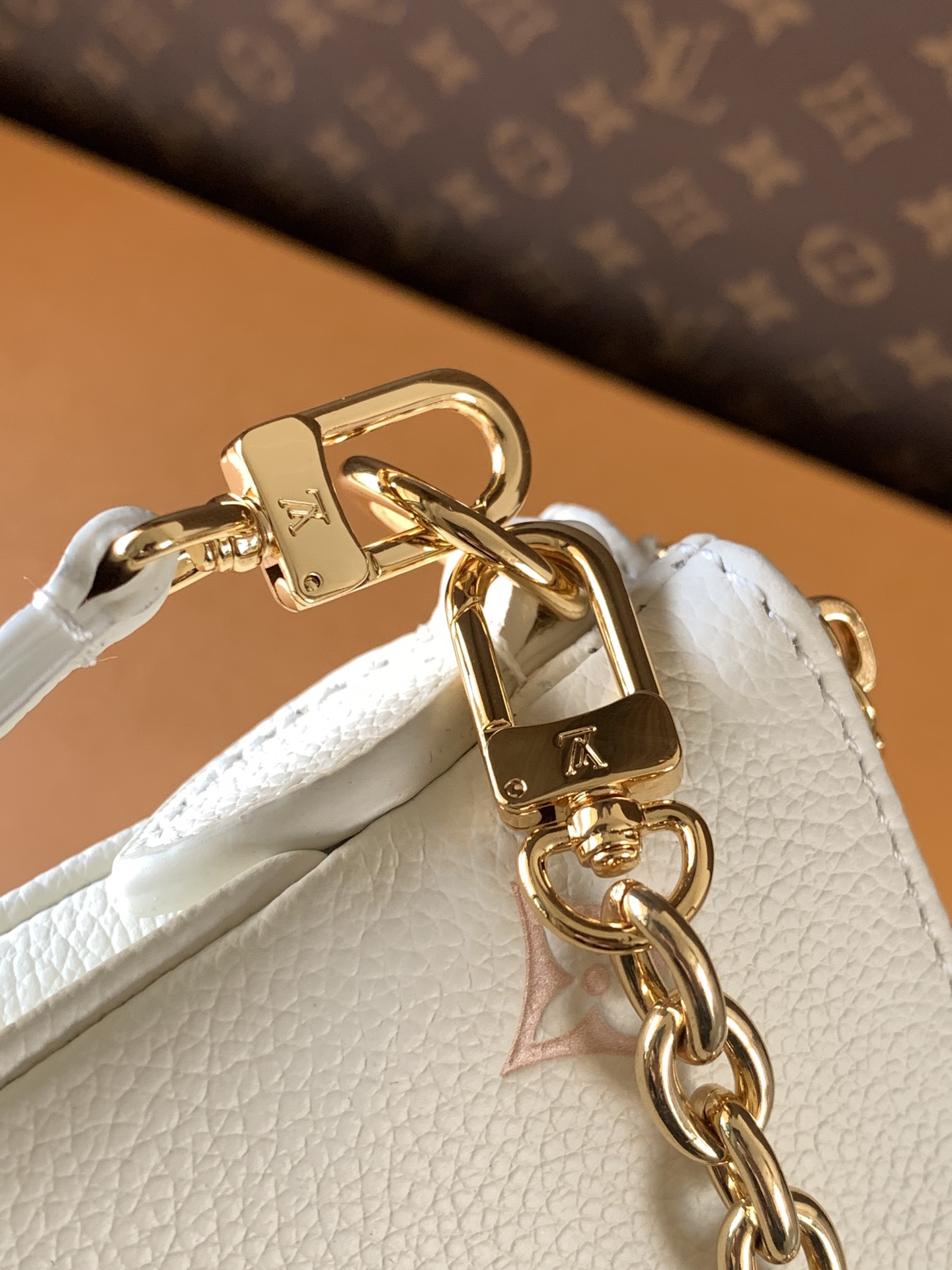 Louis Vuitton Monogram Empreinte 皮革的Liv pochette可紧贴手臂