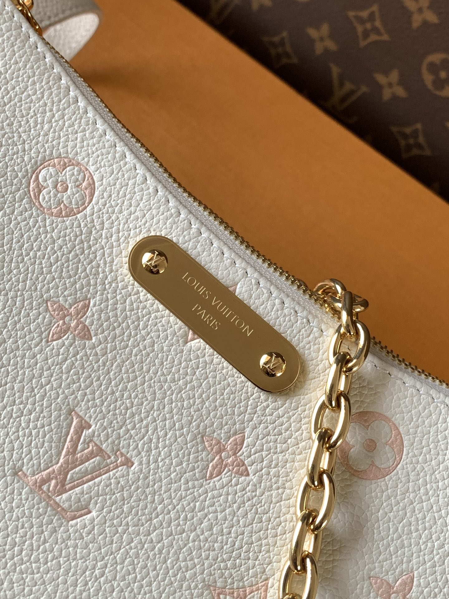 Louis Vuitton Monogram Empreinte 皮革的Liv pochette可紧贴手臂