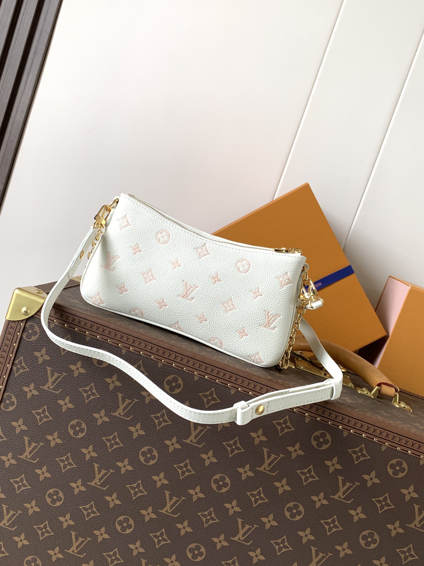 Louis Vuitton Monogram Empreinte 皮革的Liv pochette可紧贴手臂