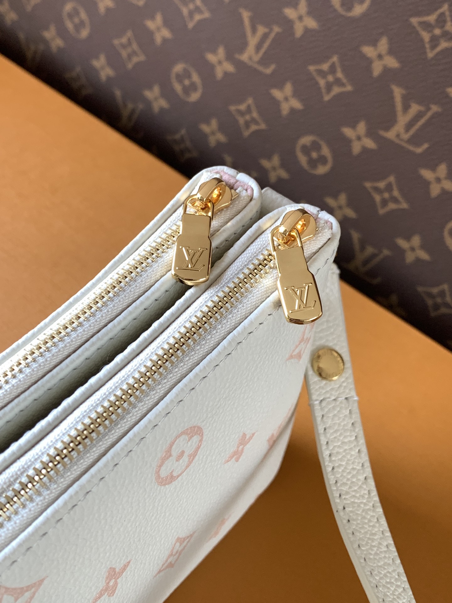 Louis Vuitton Monogram Empreinte 皮革的Liv pochette可紧贴手臂