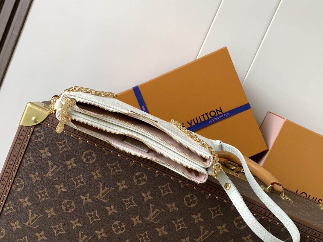 Louis Vuitton Monogram Empreinte 皮革的Liv pochette可紧贴手臂