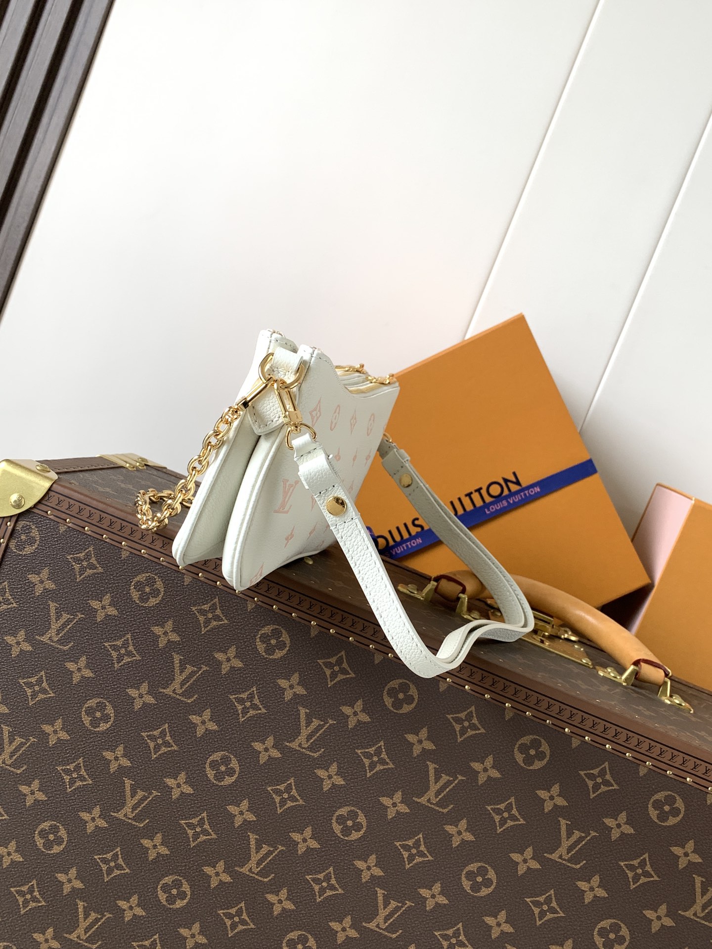 Louis Vuitton Monogram Empreinte 皮革的Liv pochette可紧贴手臂