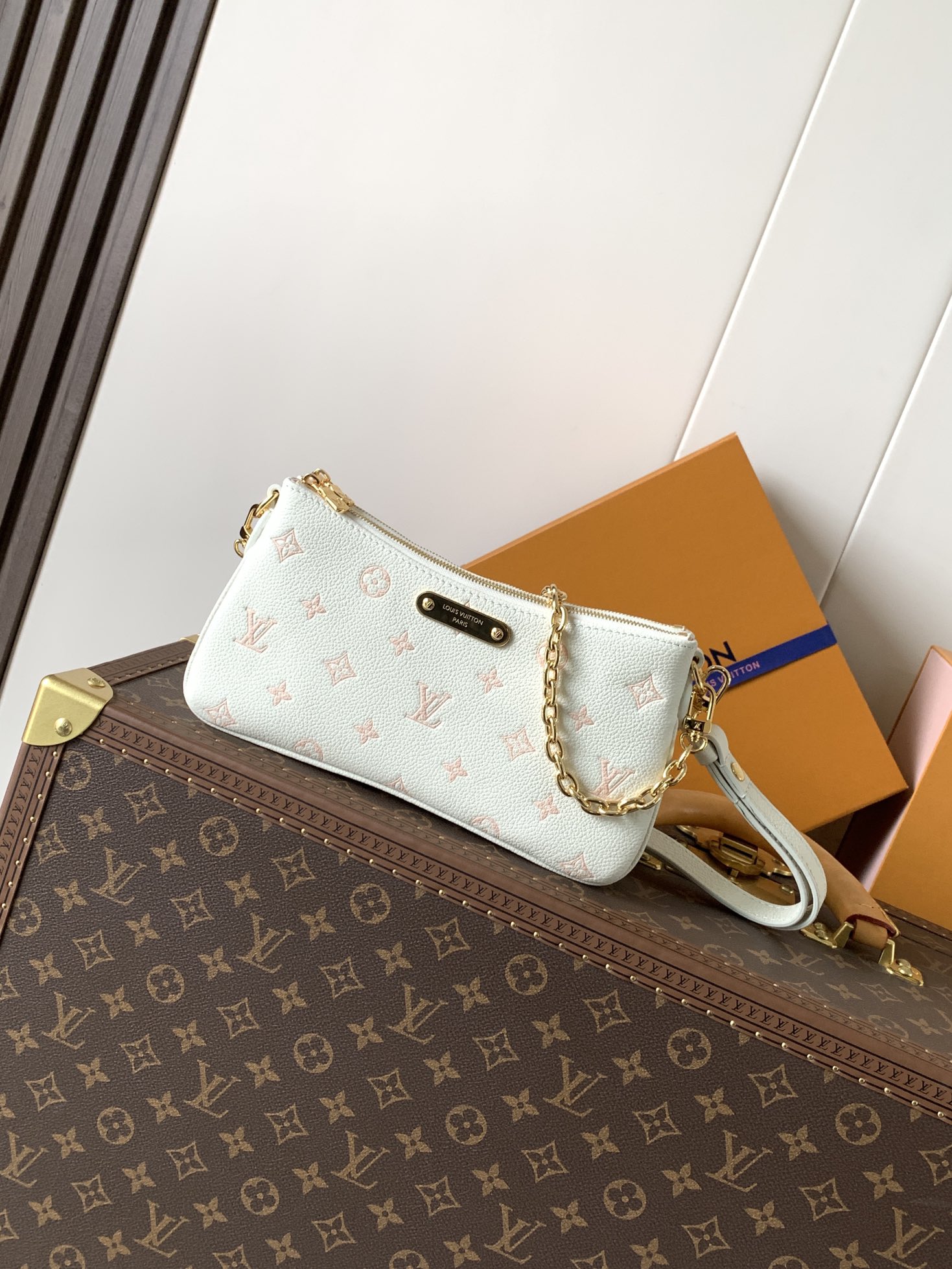 Louis Vuitton Monogram Empreinte 皮革的Liv pochette可紧贴手臂