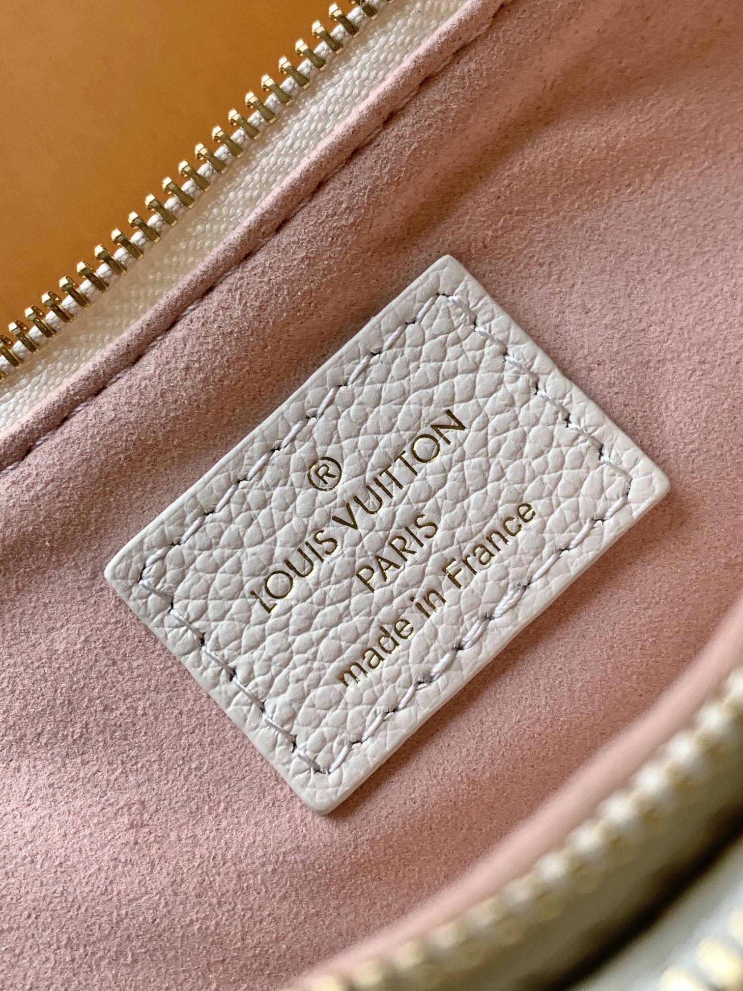 Louis Vuitton Monogram Empreinte 皮革的Liv pochette可紧贴手臂