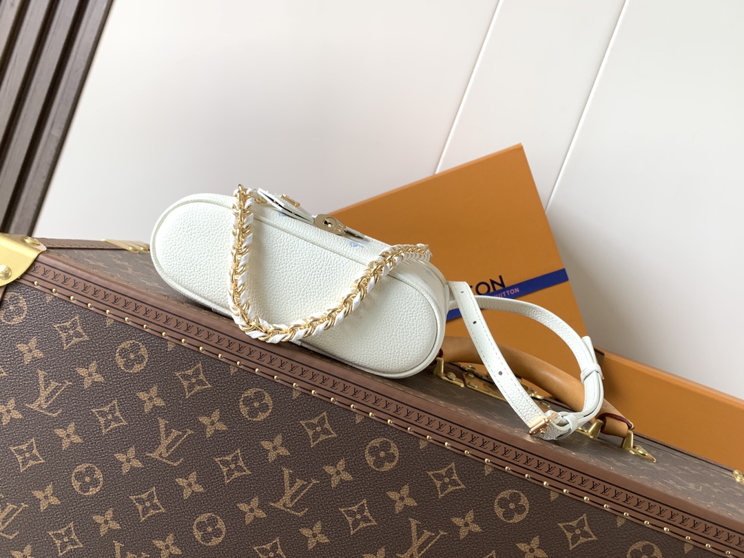 Louis Vuitton 全皮链条包化妆包 Vanity Chain Pouch 手袋汲取路易威登典藏硬箱的造型灵感