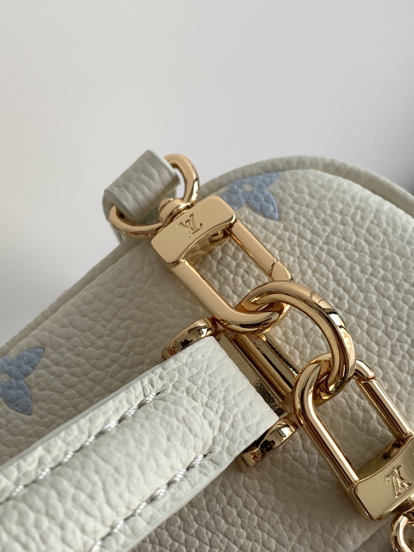 Louis Vuitton 全皮链条包化妆包 Vanity Chain Pouch 手袋汲取路易威登典藏硬箱的造型灵感
