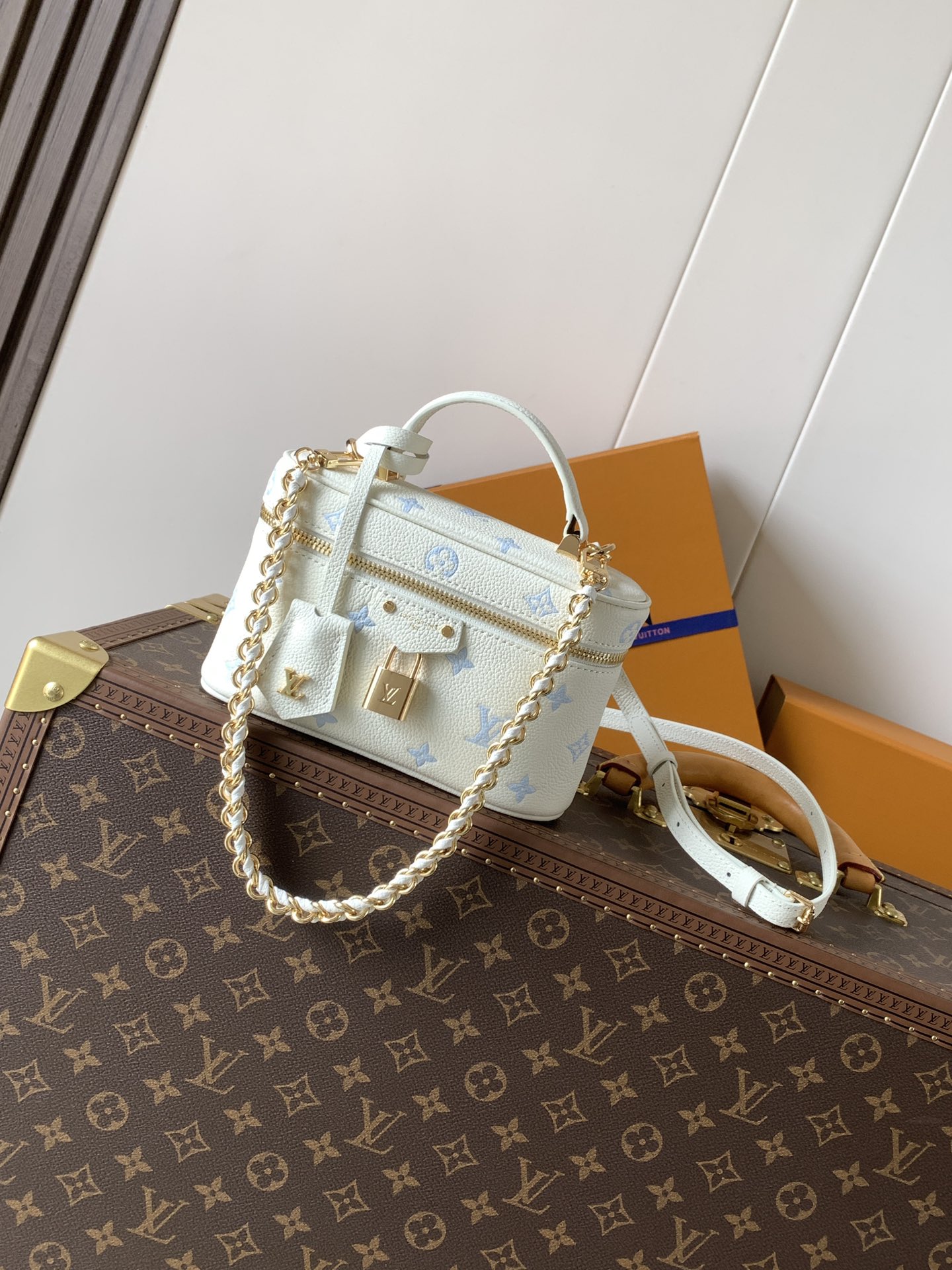 Louis Vuitton 全皮链条包化妆包 Vanity Chain Pouch 手袋汲取路易威登典藏硬箱的造型灵感